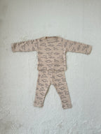 恐竜プリントセットアップパジャマ（長袖トップス＋レギンスパンツ）