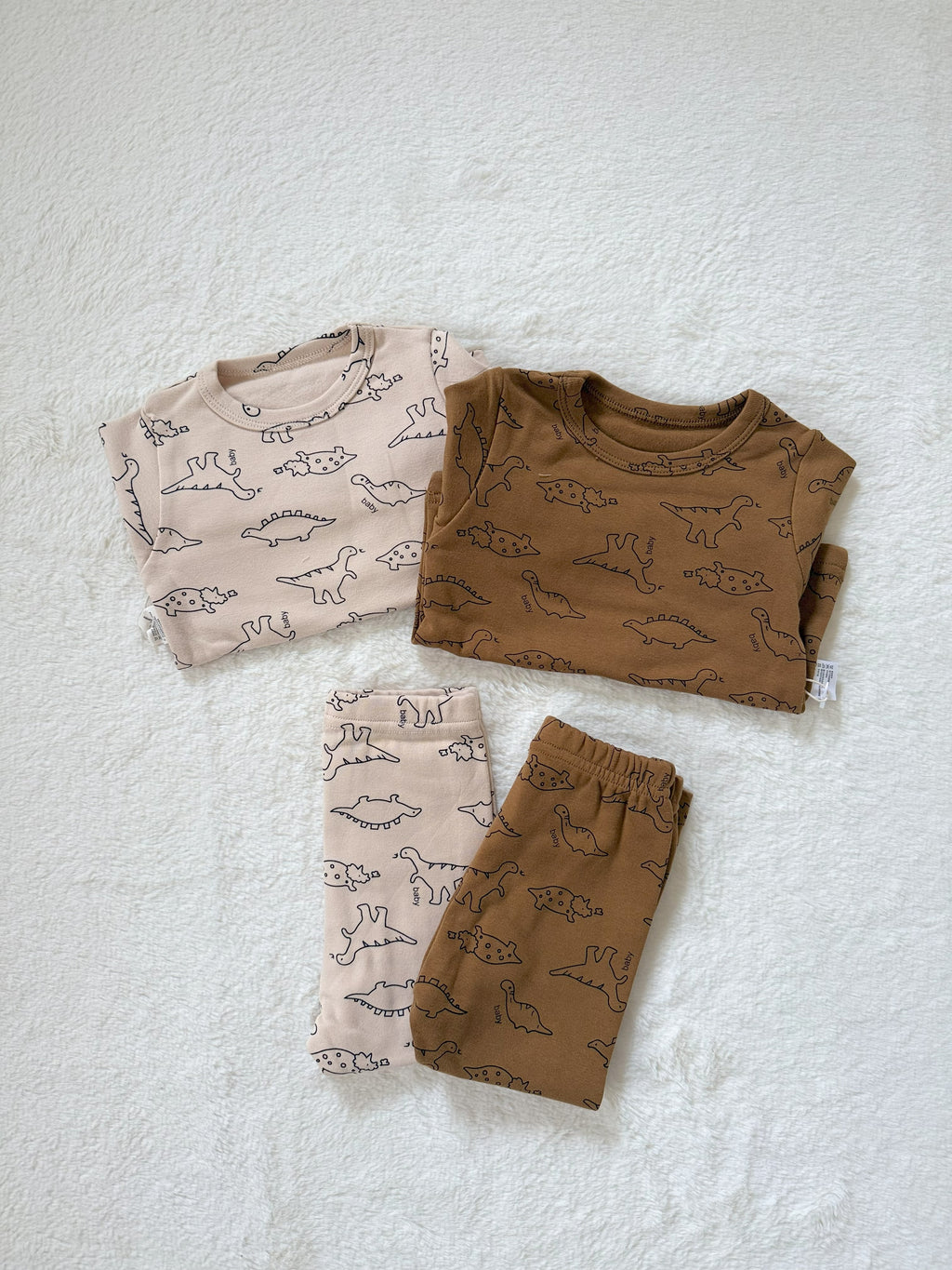 恐竜プリントセットアップパジャマ（長袖トップス＋レギンスパンツ）