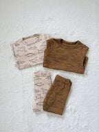 恐竜プリントセットアップパジャマ（長袖トップス＋レギンスパンツ）