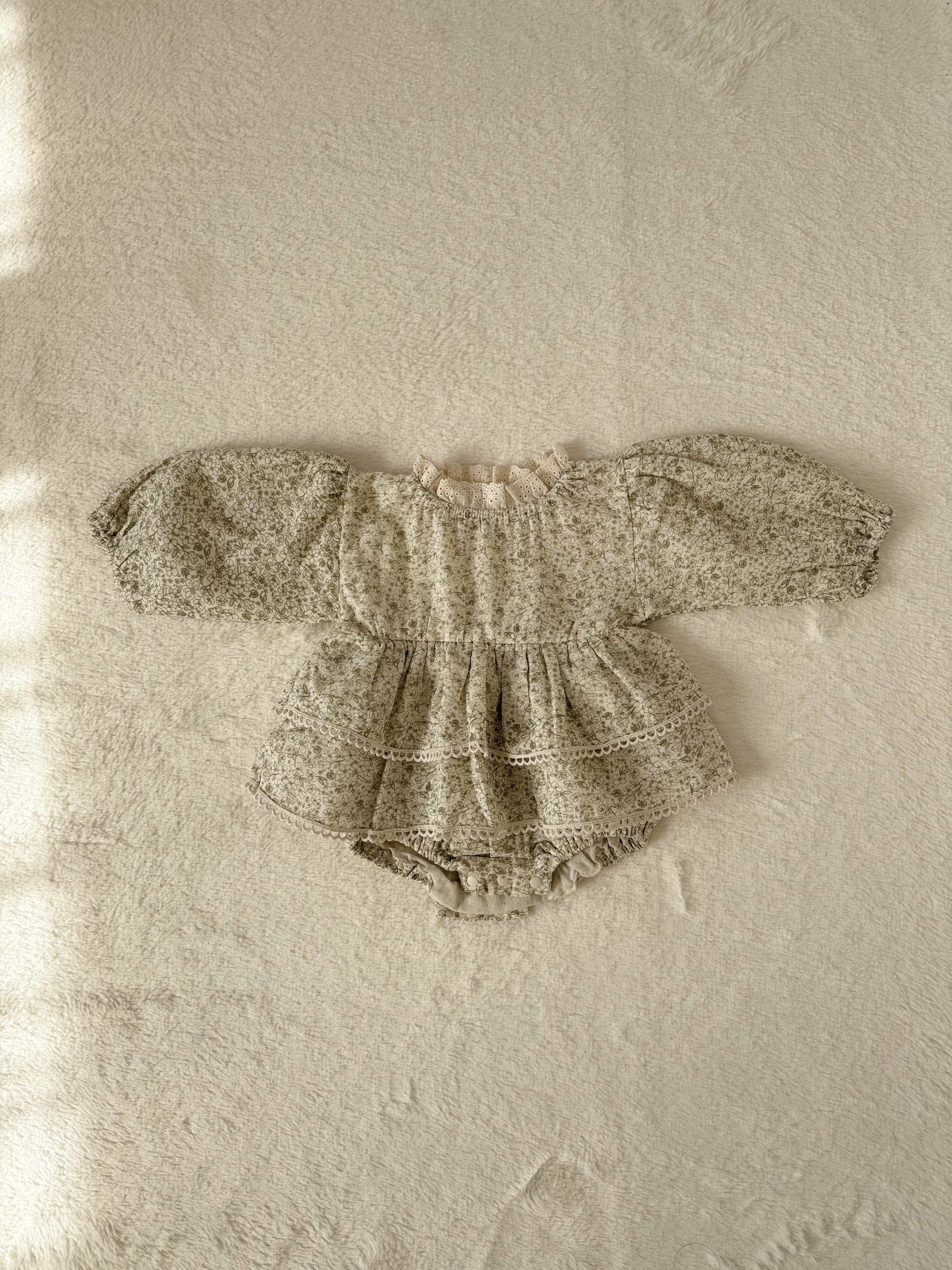 アンティーク風フラワーロンパース