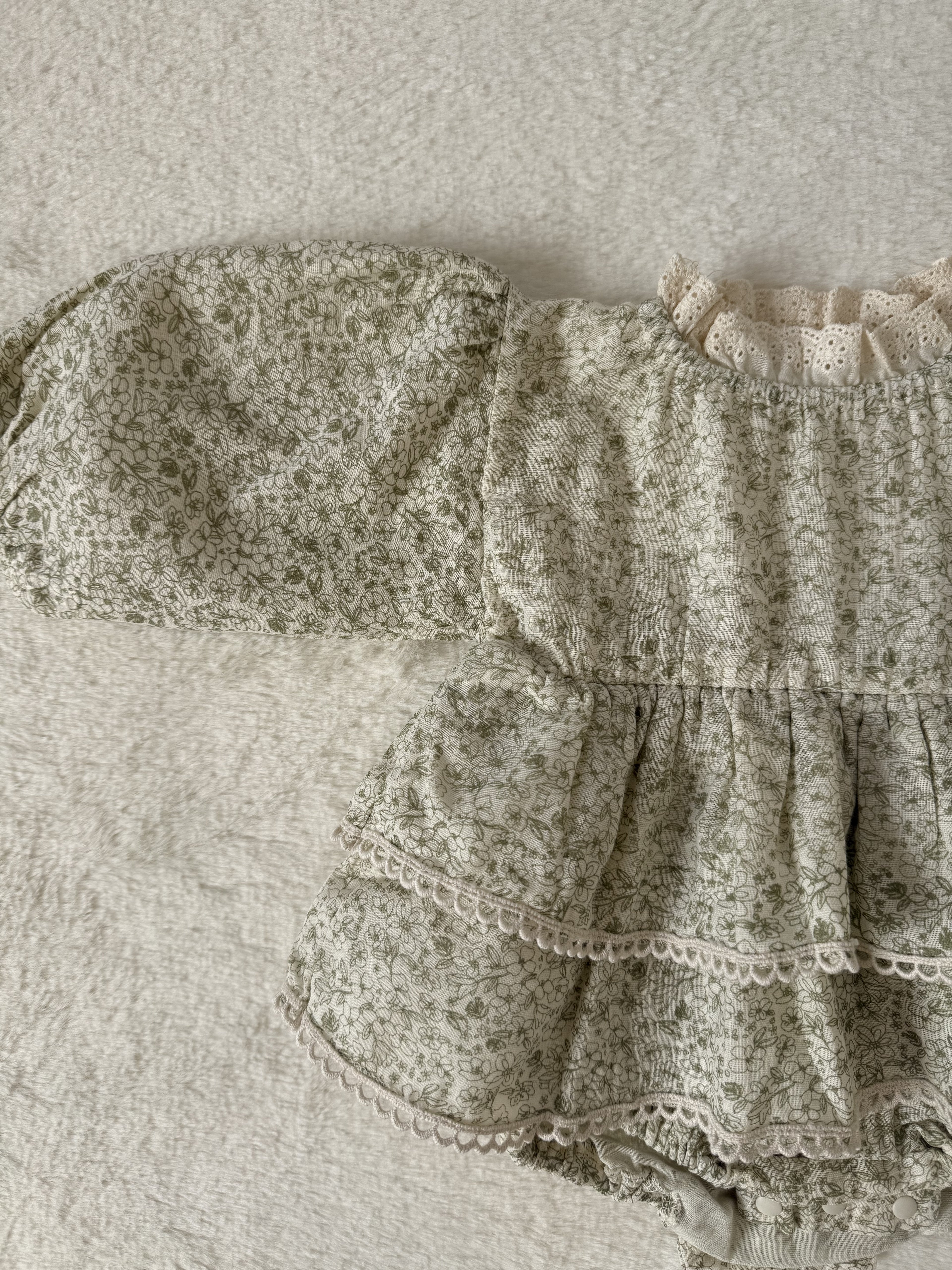 アンティーク風フラワーロンパース