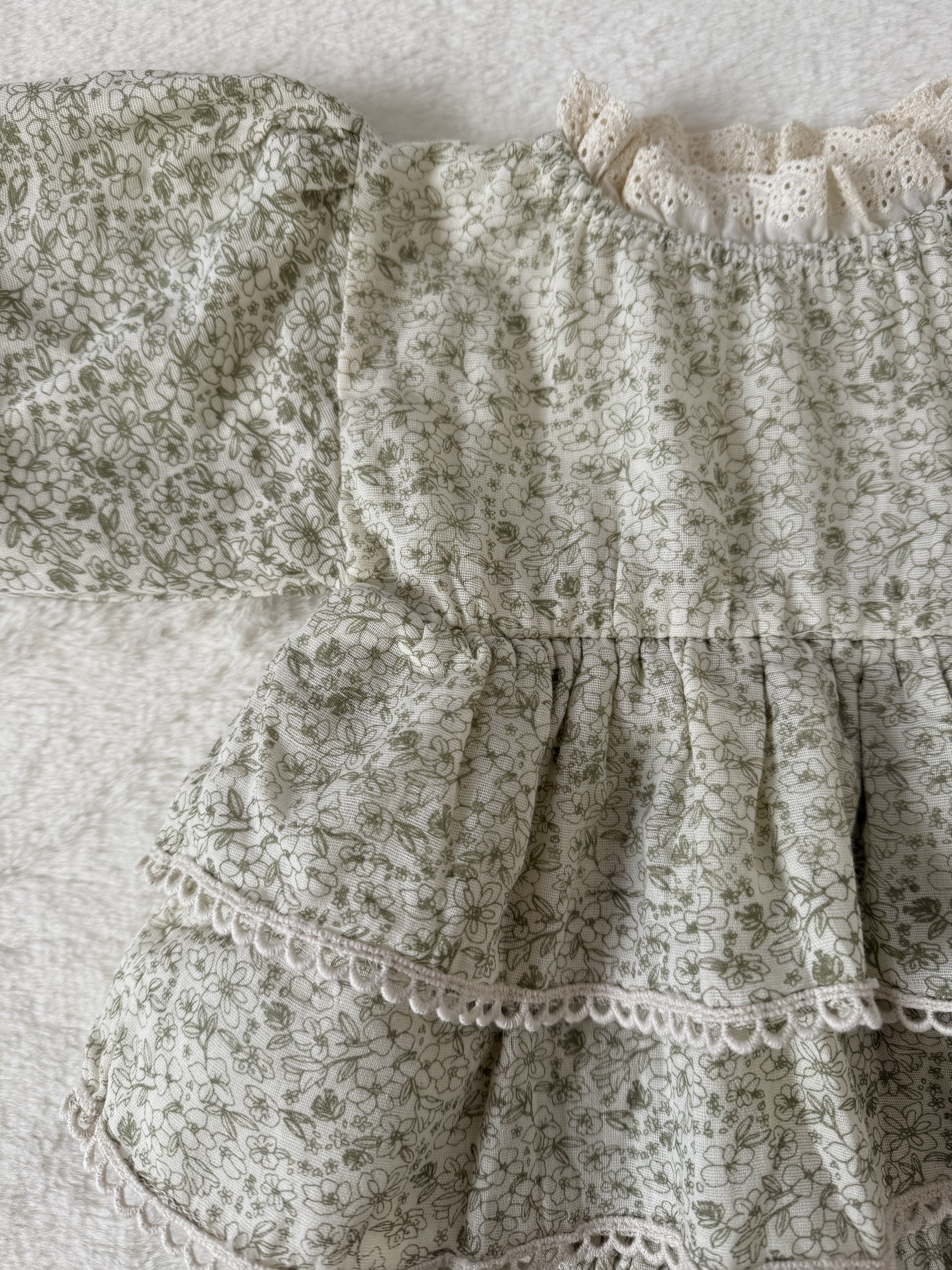 アンティーク風フラワーロンパース