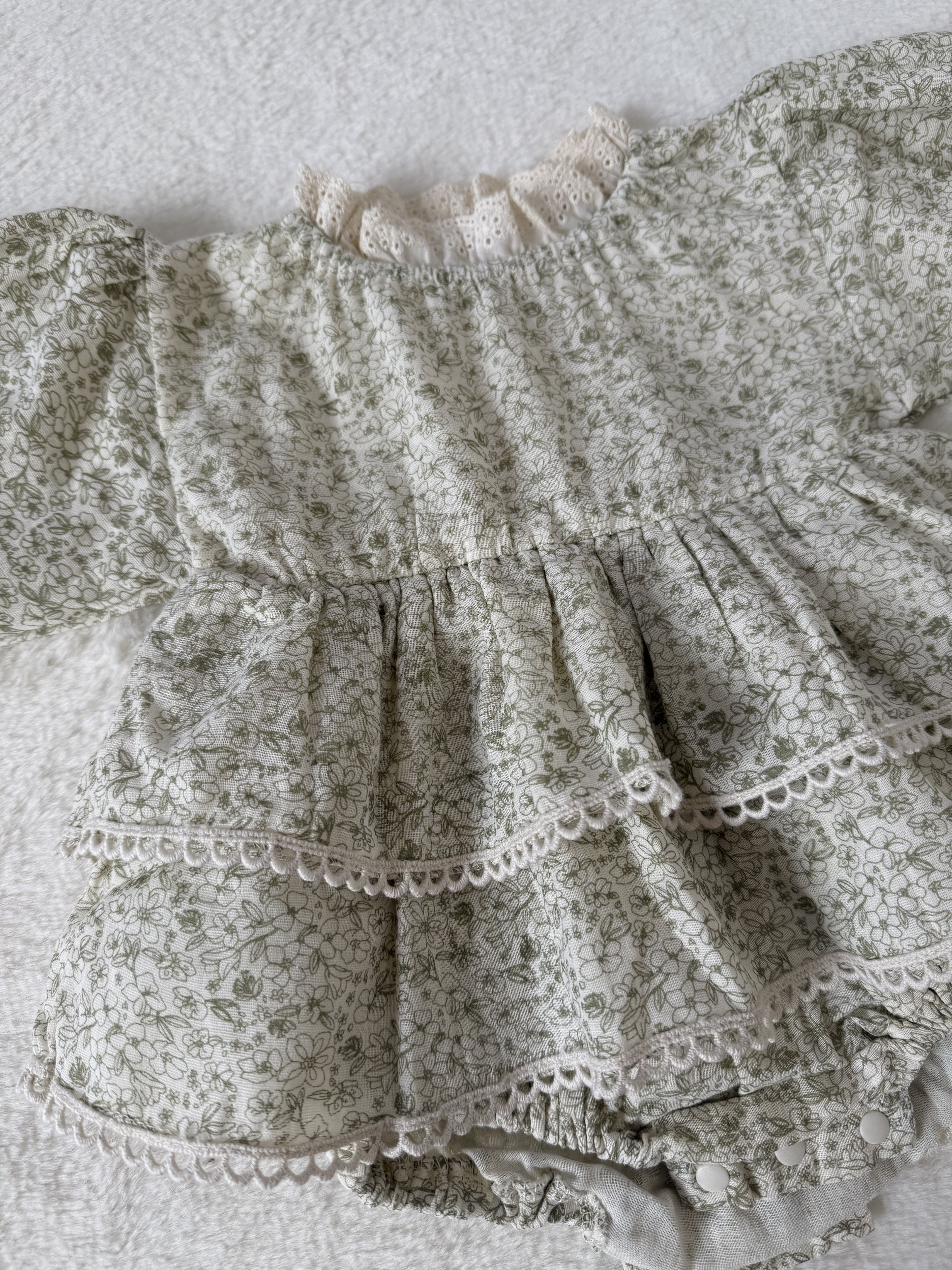 アンティーク風フラワーロンパース