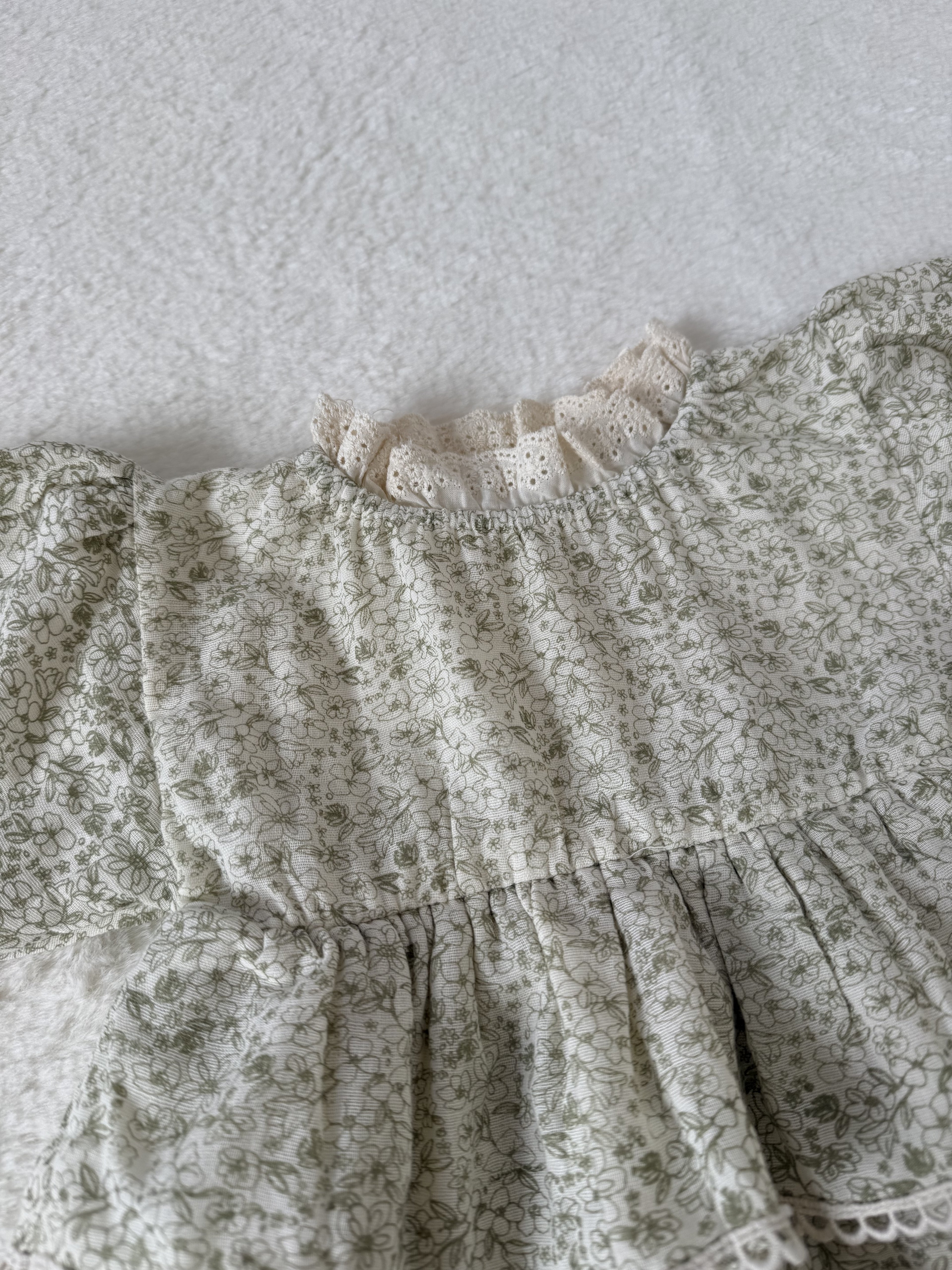 アンティーク風フラワーロンパース