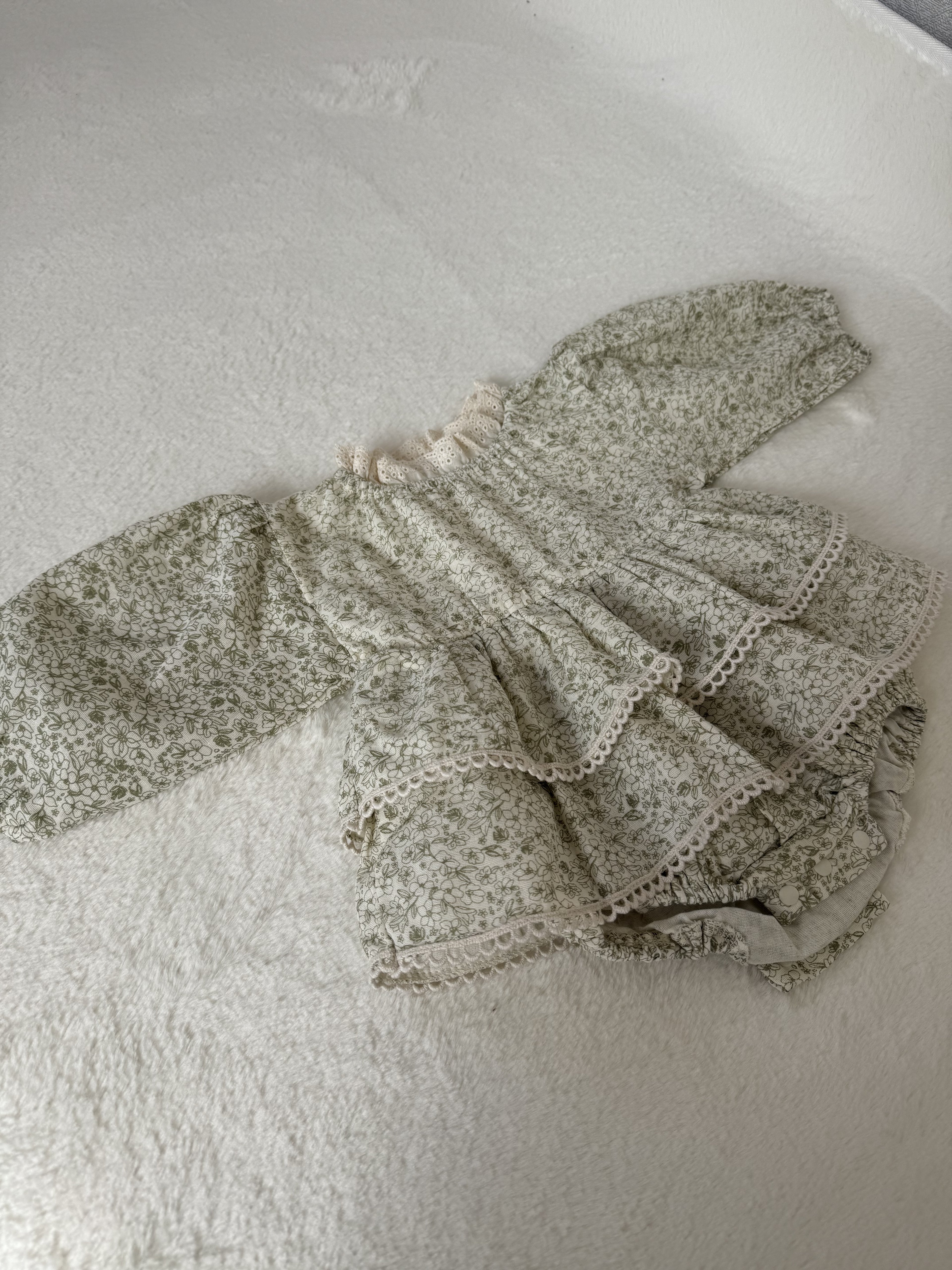 アンティーク風フラワーロンパース