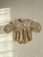 レース襟の小花柄ロンパース（イエロー／ブルー）