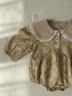 レース襟の小花柄ロンパース（イエロー／ブルー）