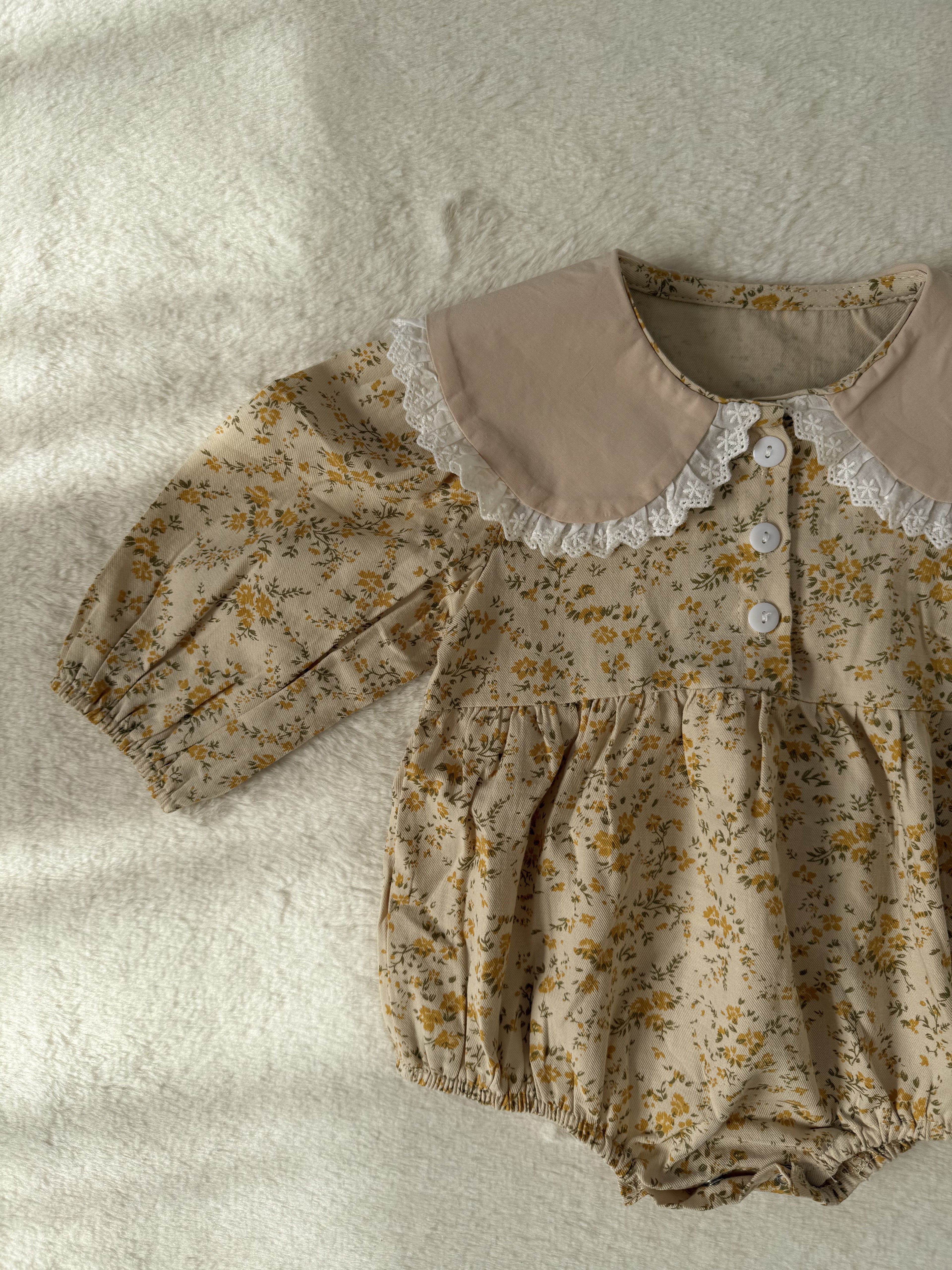 レース襟の小花柄ロンパース（イエロー／ブルー）