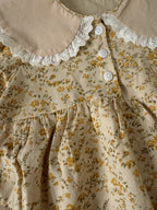 レース襟の小花柄ロンパース（イエロー／ブルー）