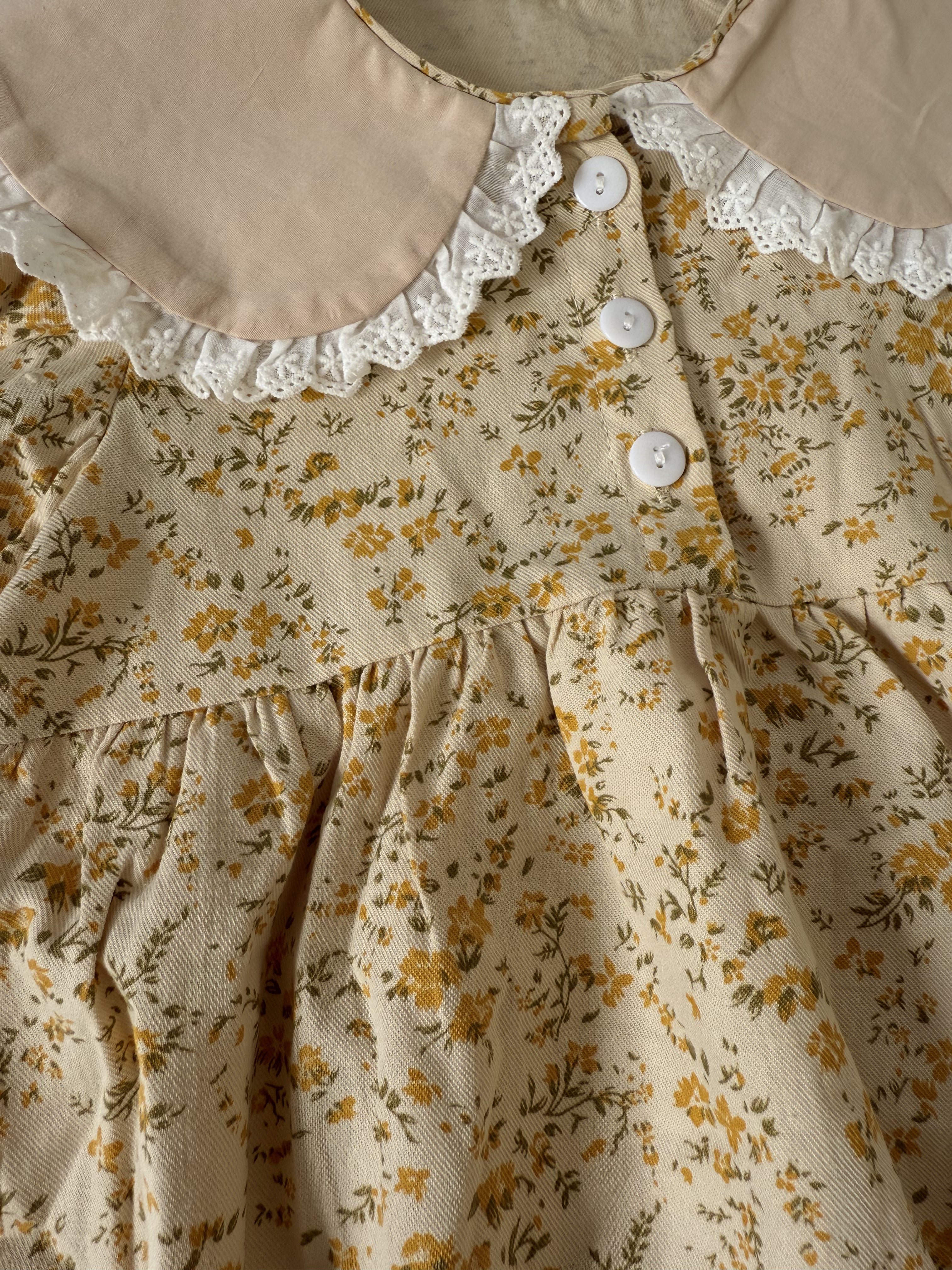 レース襟の小花柄ロンパース（イエロー／ブルー）