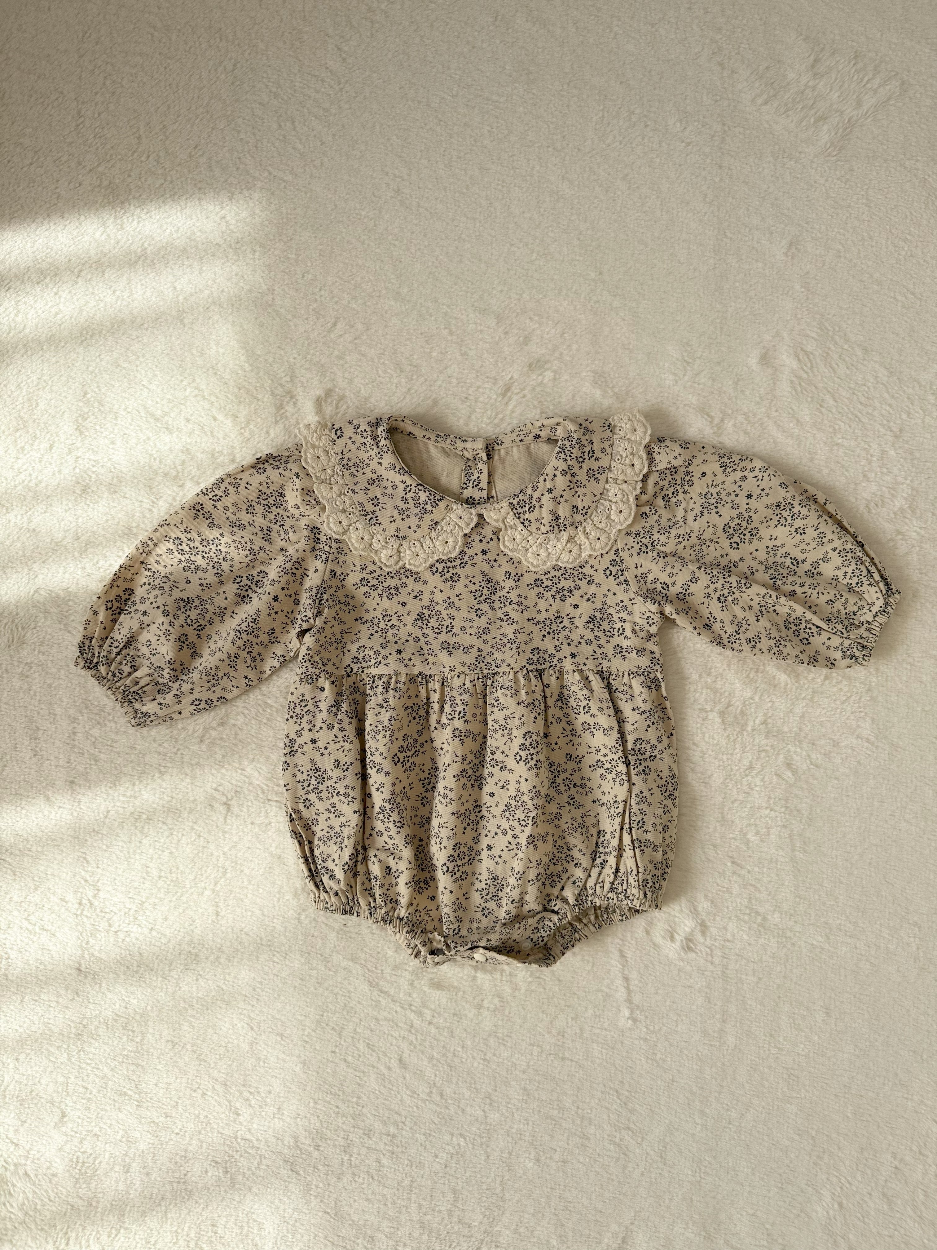 レース襟付き 小花柄ロンパース（長袖・2色展開）