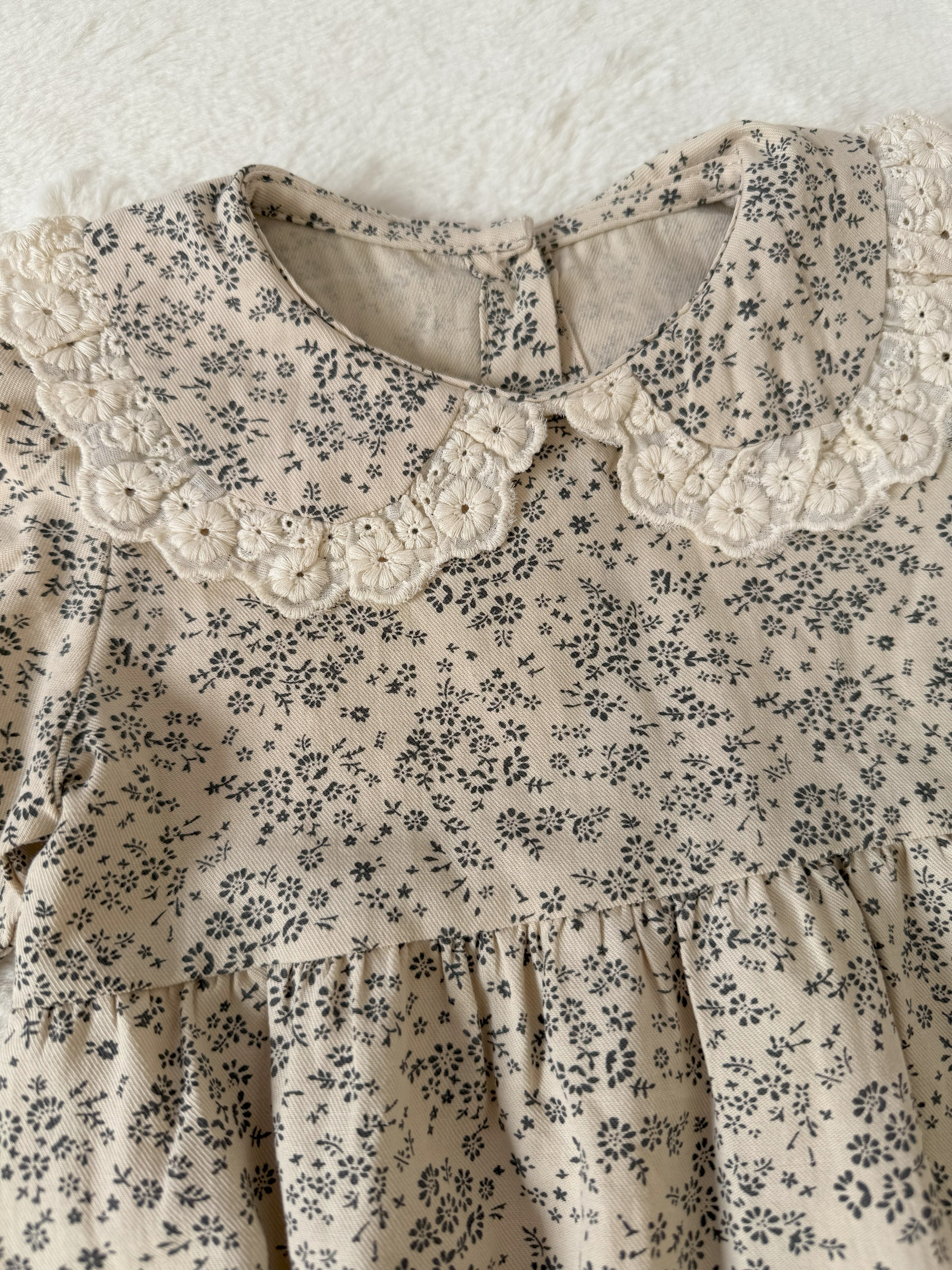 レース襟付き 小花柄ロンパース（長袖・2色展開）