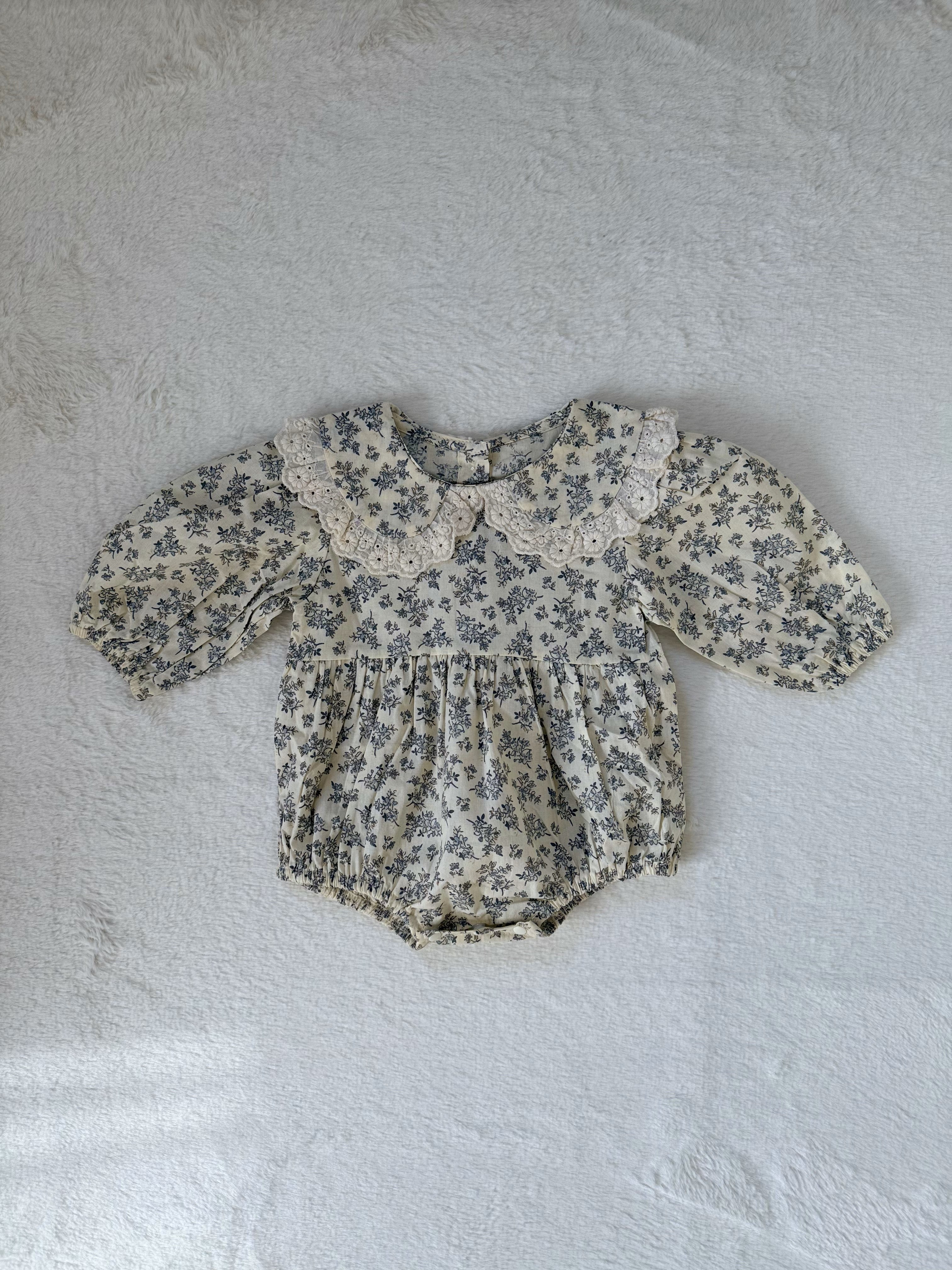 レース襟付き 小花柄ロンパース（長袖・2色展開）