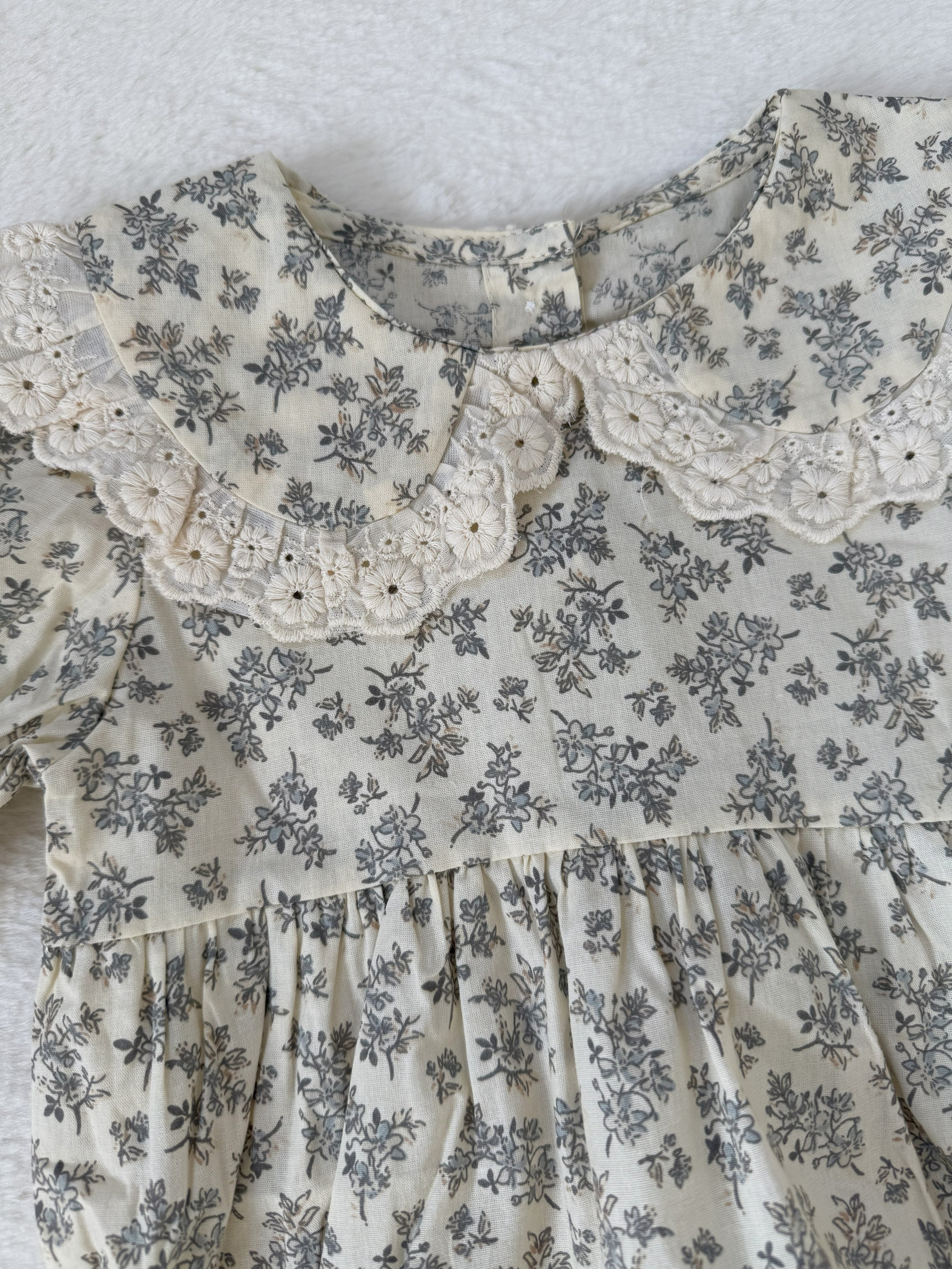 レース襟付き 小花柄ロンパース（長袖・2色展開）