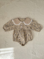 レース襟の小花柄ロンパース（イエロー／ブルー）