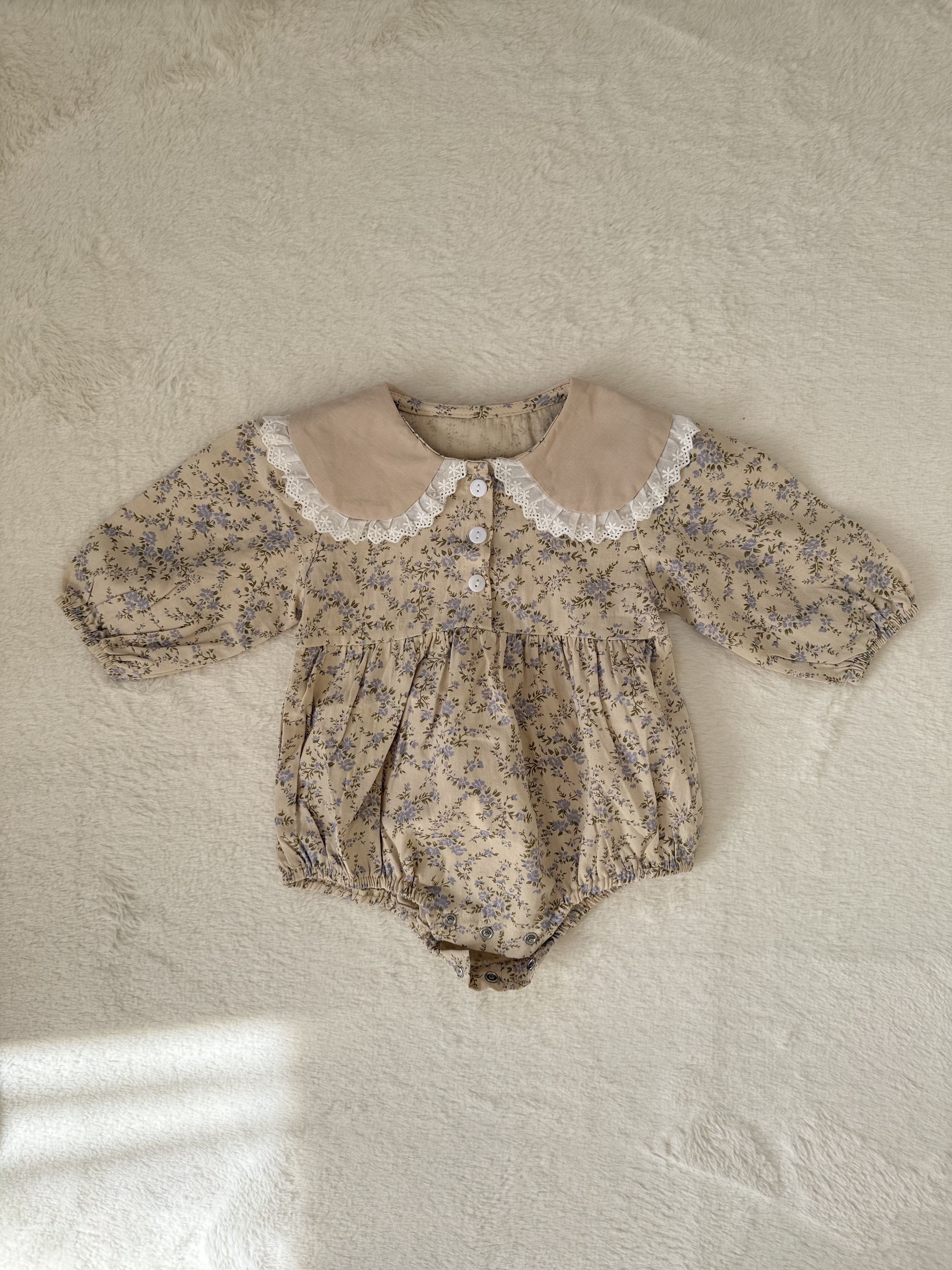 レース襟の小花柄ロンパース（イエロー／ブルー）