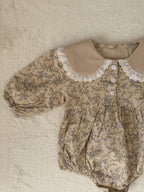 レース襟の小花柄ロンパース（イエロー／ブルー）