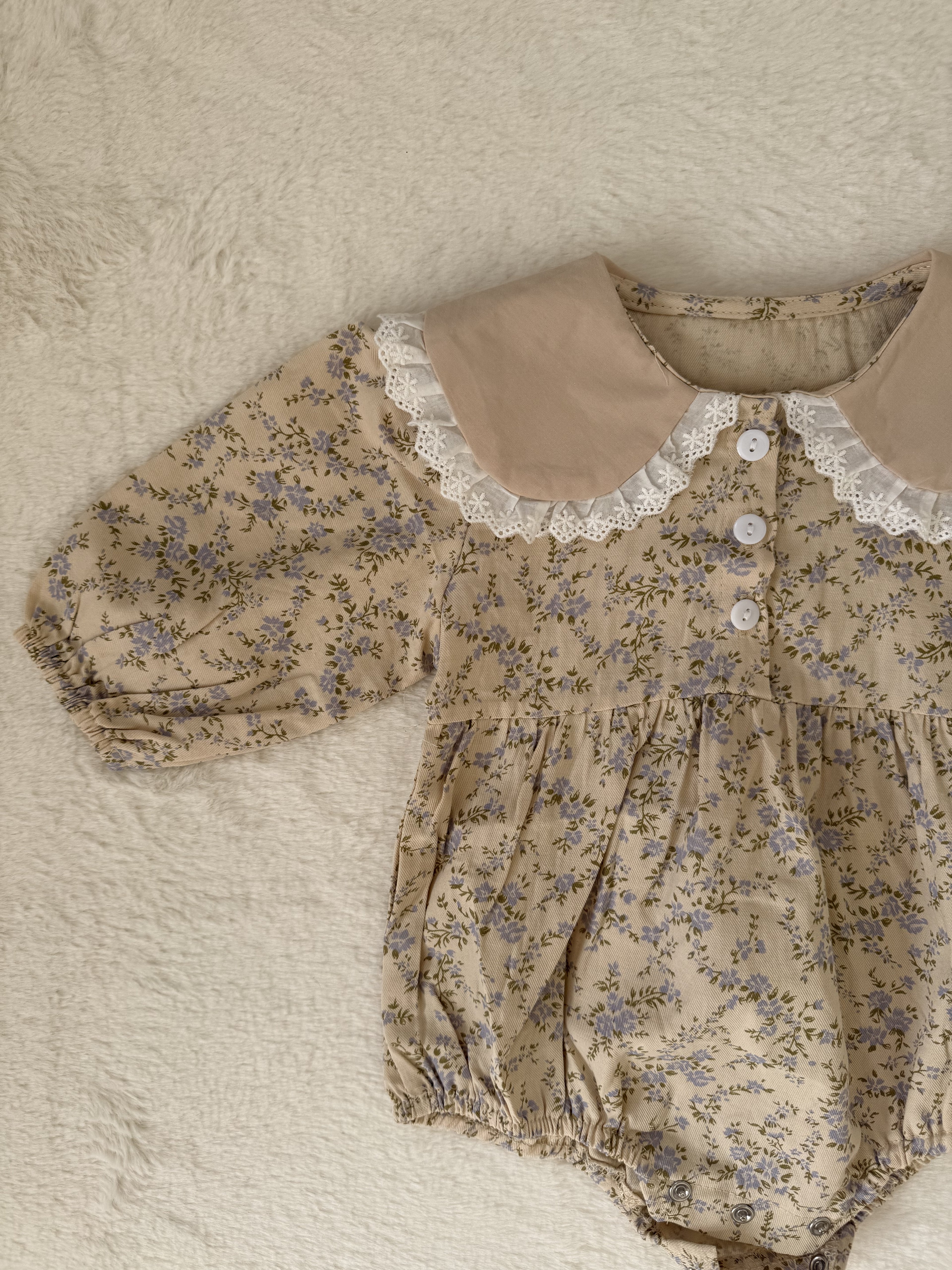 レース襟の小花柄ロンパース（イエロー／ブルー）