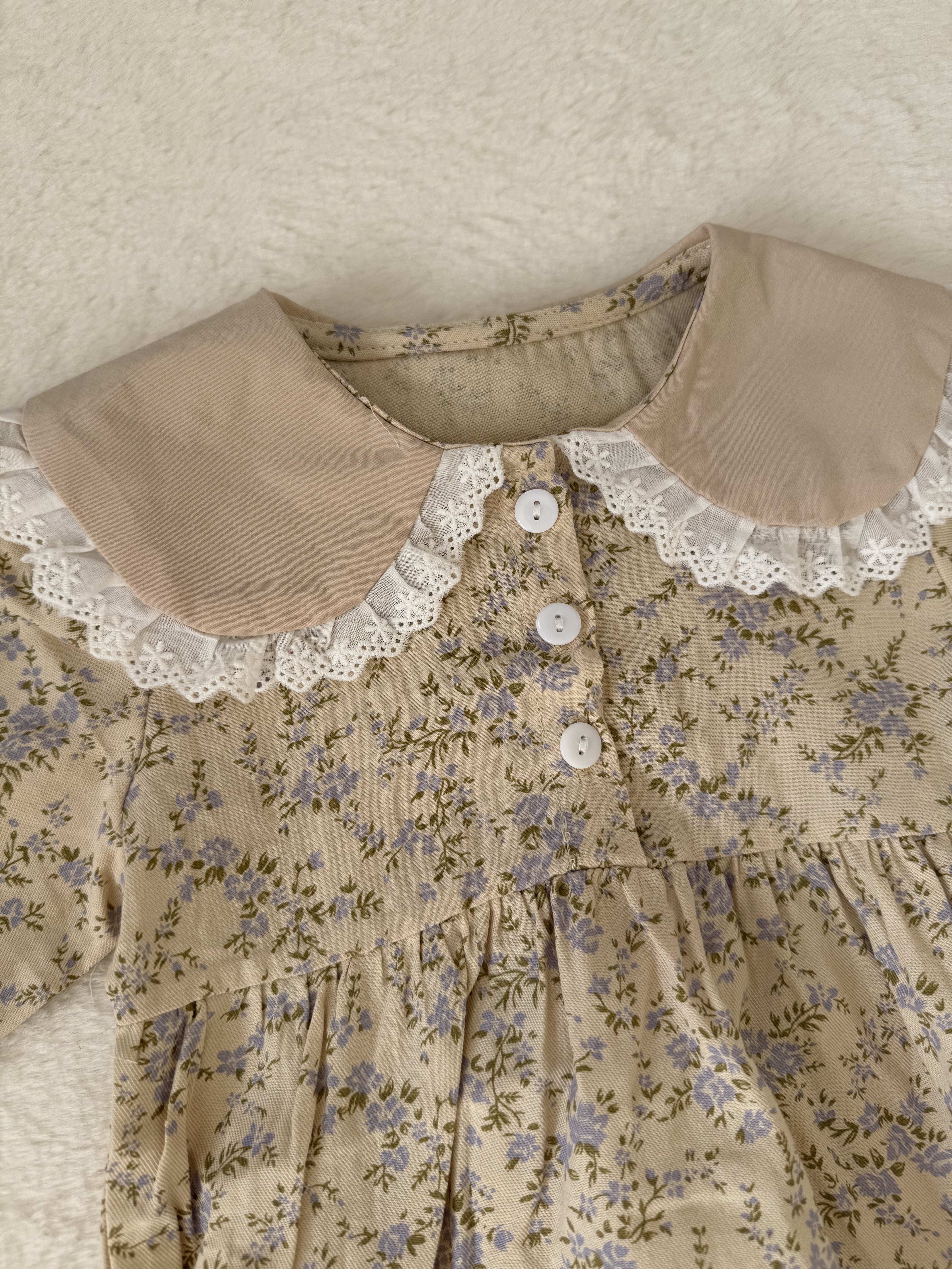 レース襟の小花柄ロンパース（イエロー／ブルー）