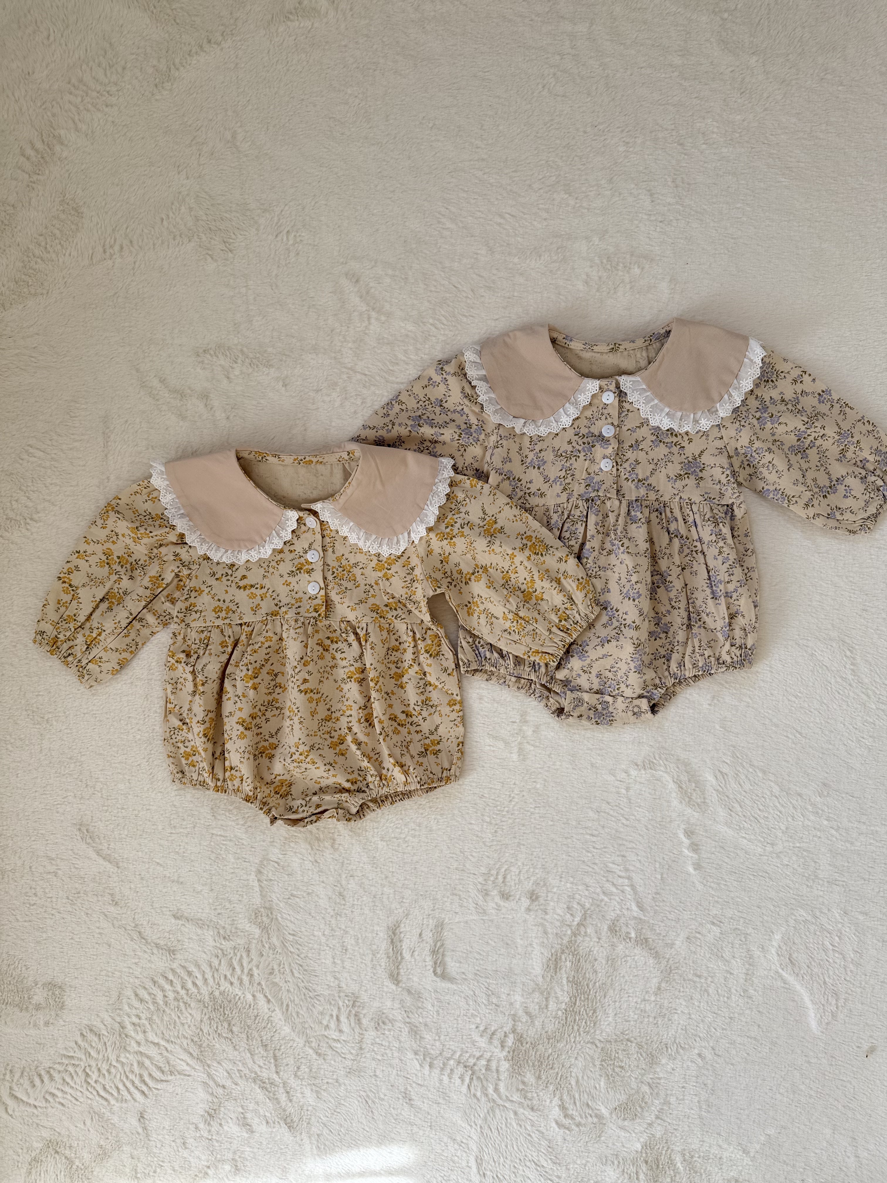 レース襟の小花柄ロンパース（イエロー／ブルー）