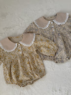 レース襟の小花柄ロンパース（イエロー／ブルー）