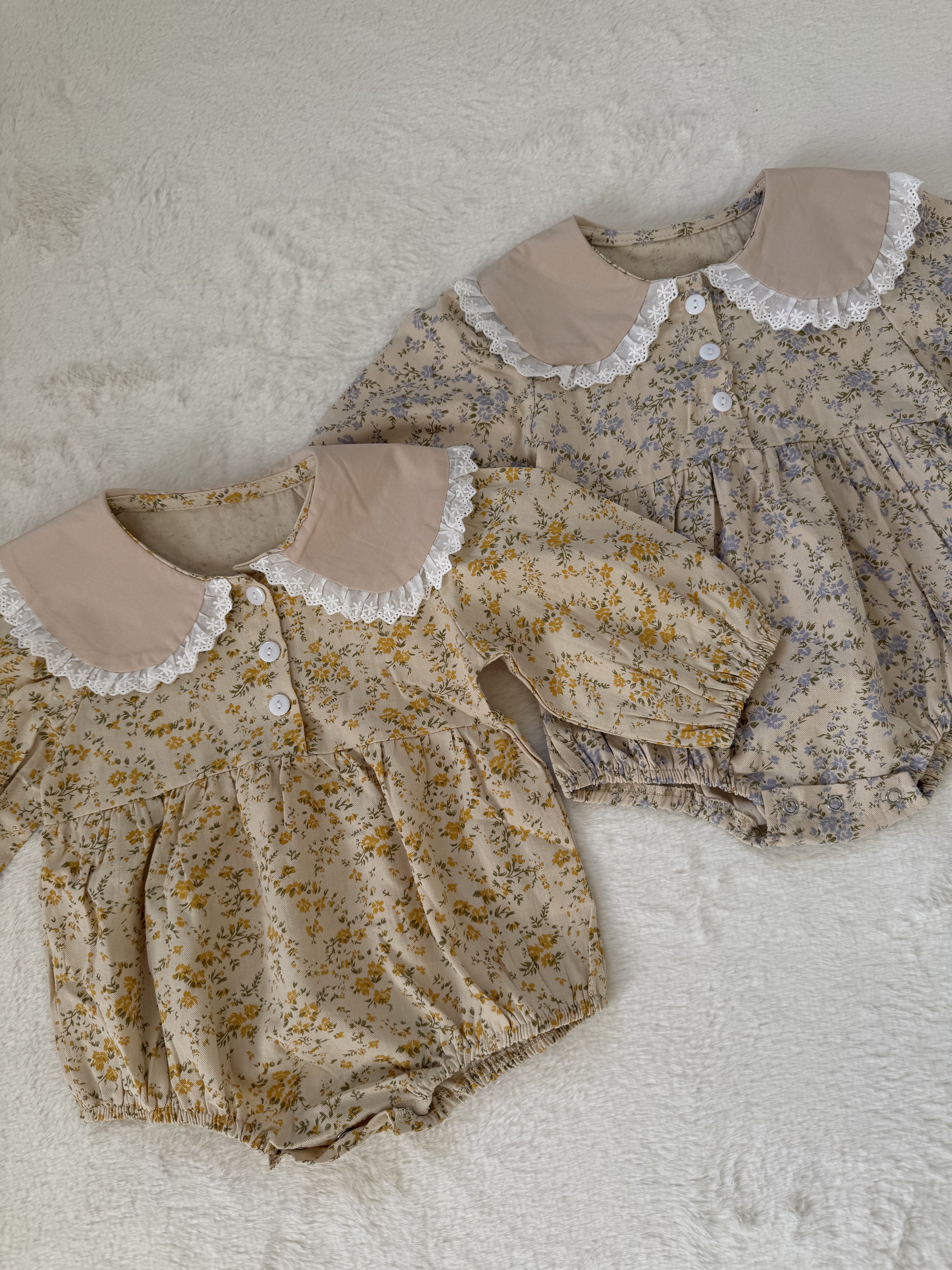 レース襟の小花柄ロンパース（イエロー／ブルー）