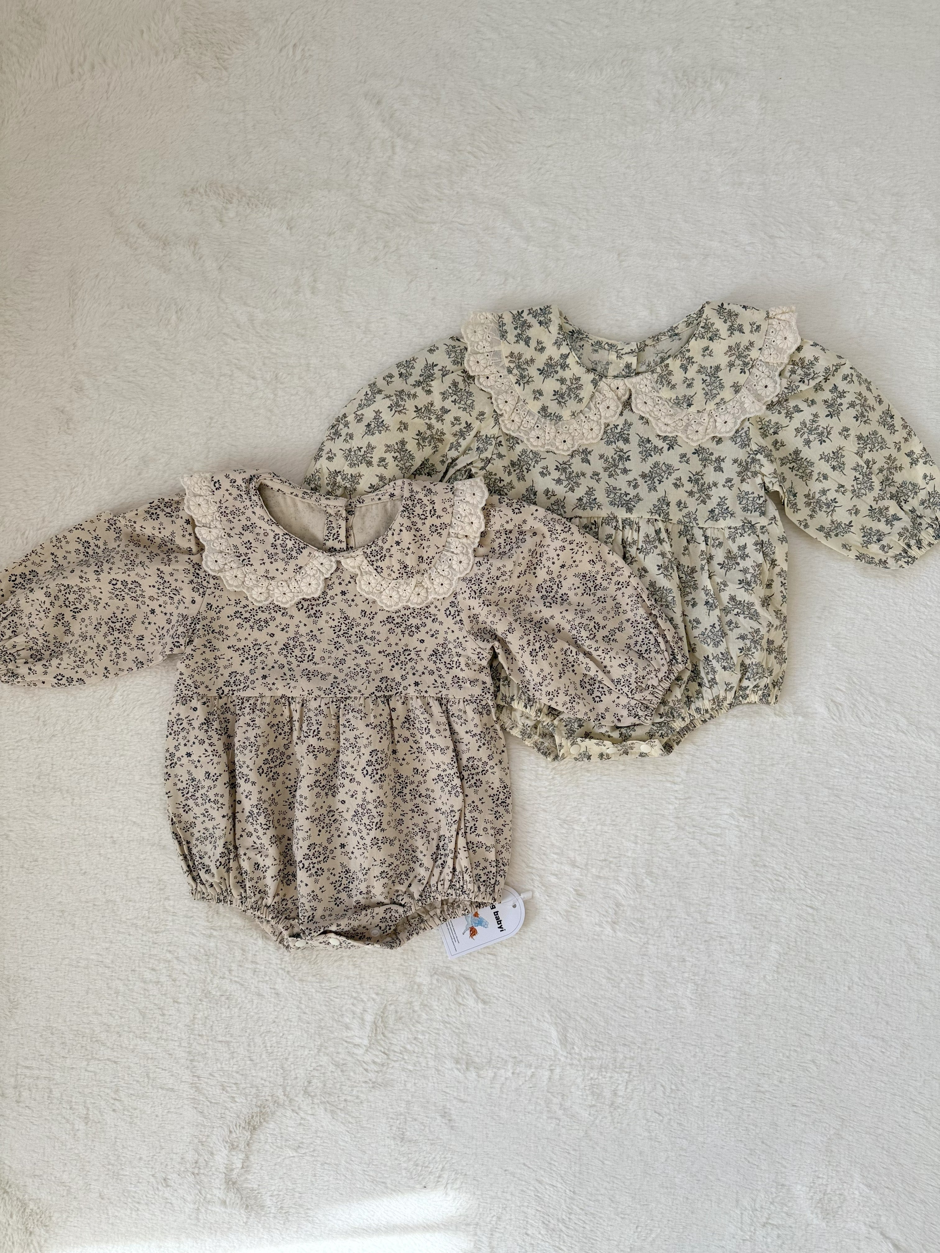 レース襟付き 小花柄ロンパース（長袖・2色展開）