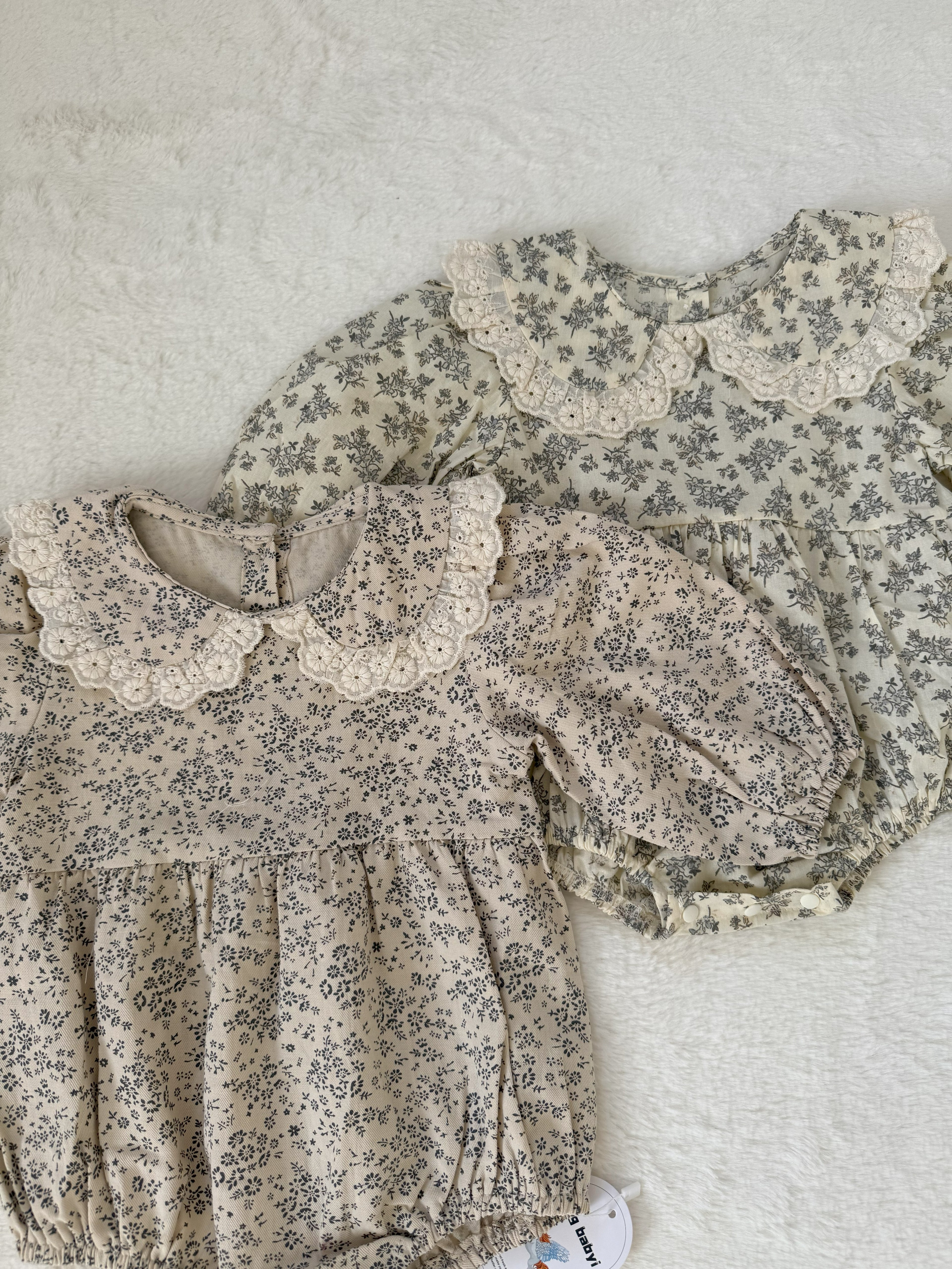 レース襟付き 小花柄ロンパース（長袖・2色展開）