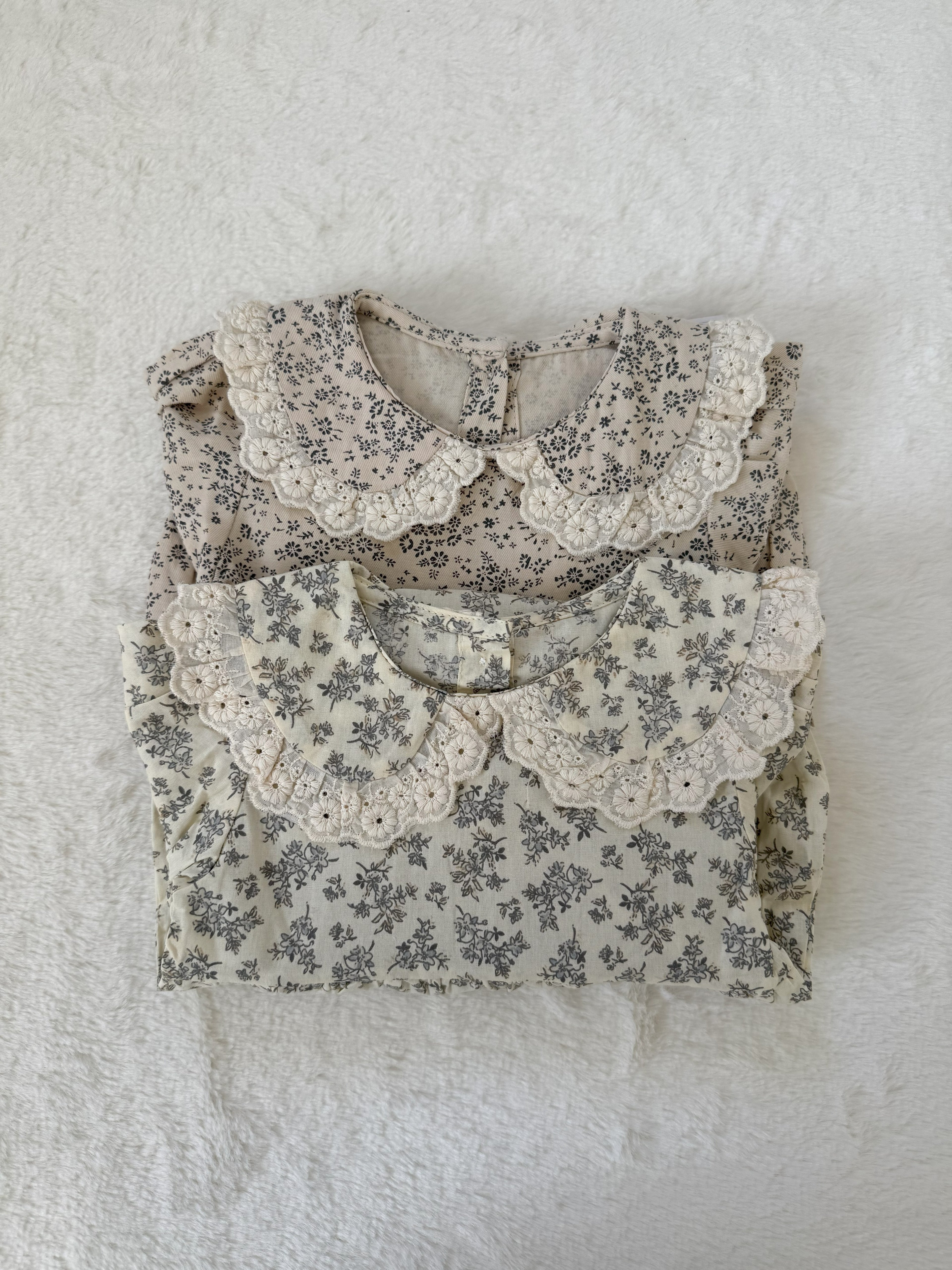 レース襟付き 小花柄ロンパース（長袖・2色展開）