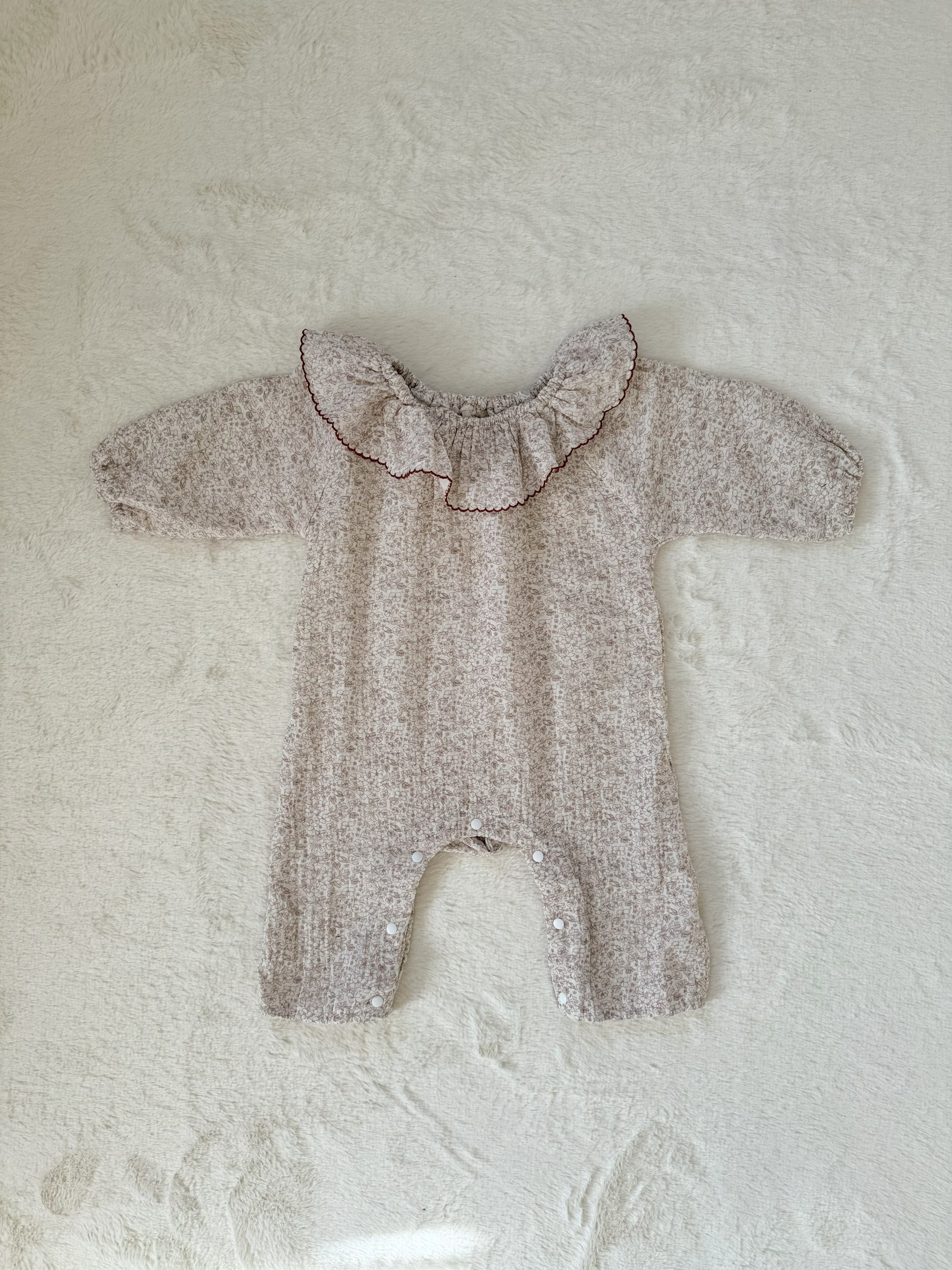 フリル襟ベビーロンパース／小花柄コットン