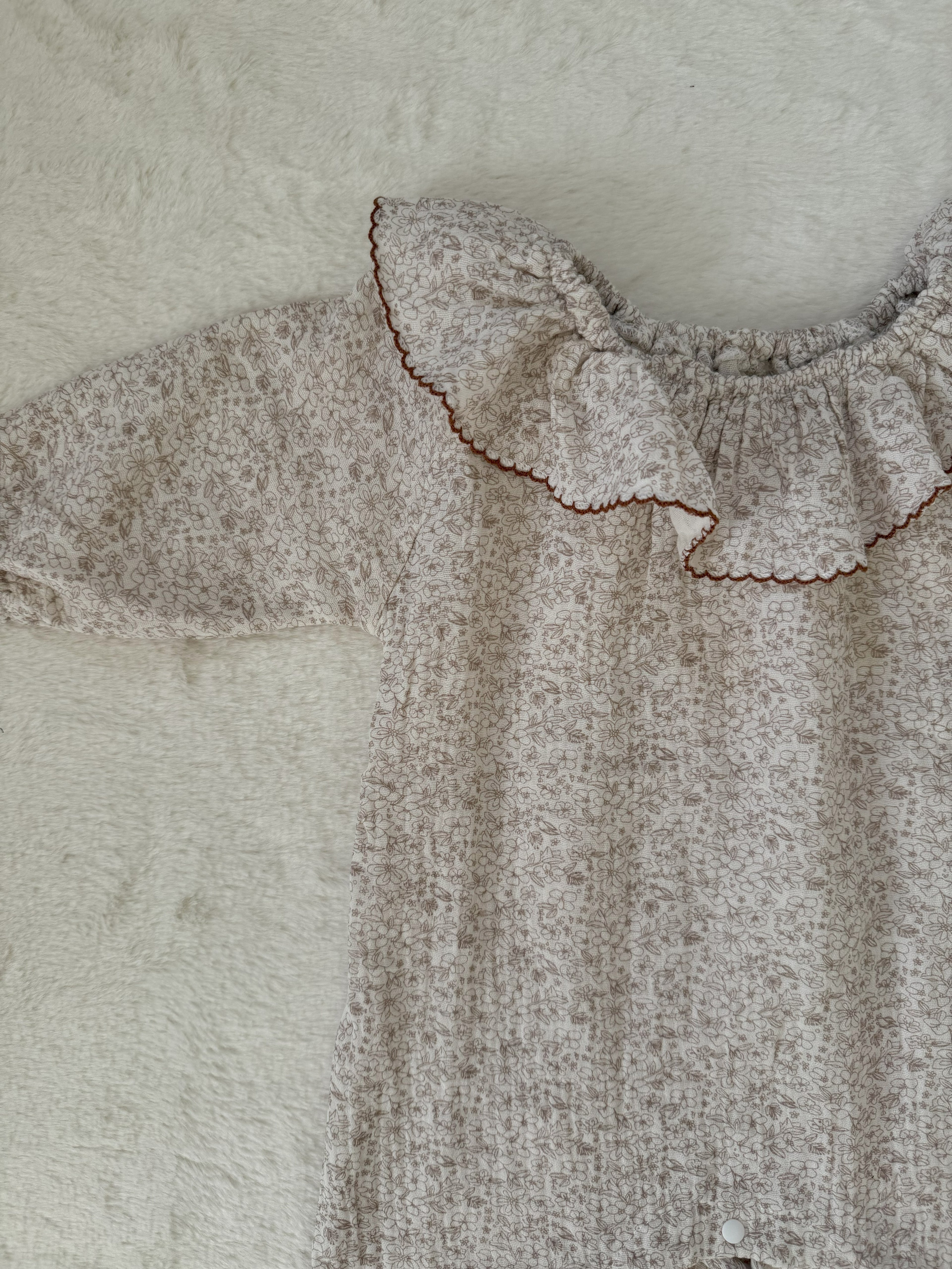 フリル襟ベビーロンパース／小花柄コットン