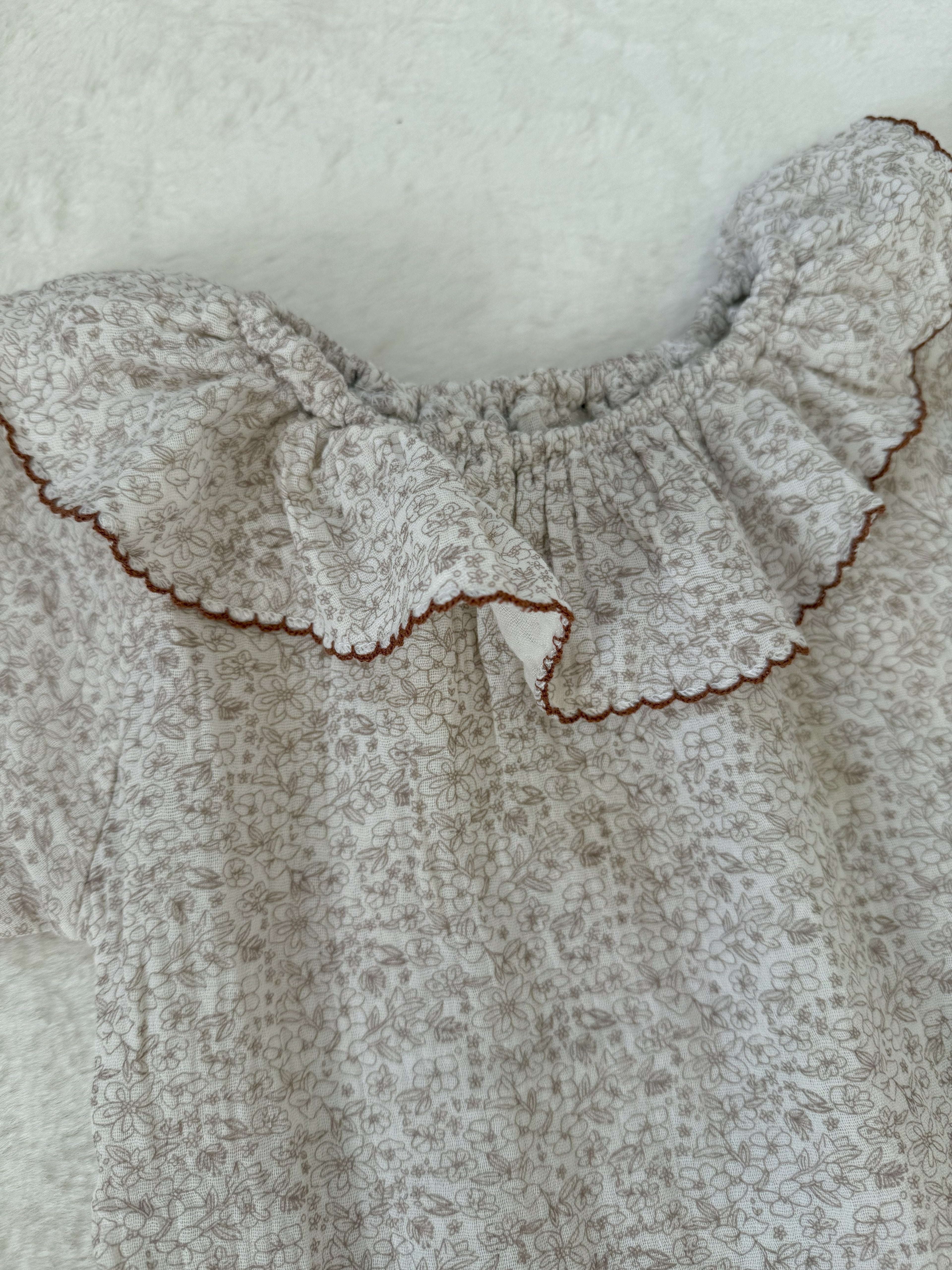 フリル襟ベビーロンパース／小花柄コットン