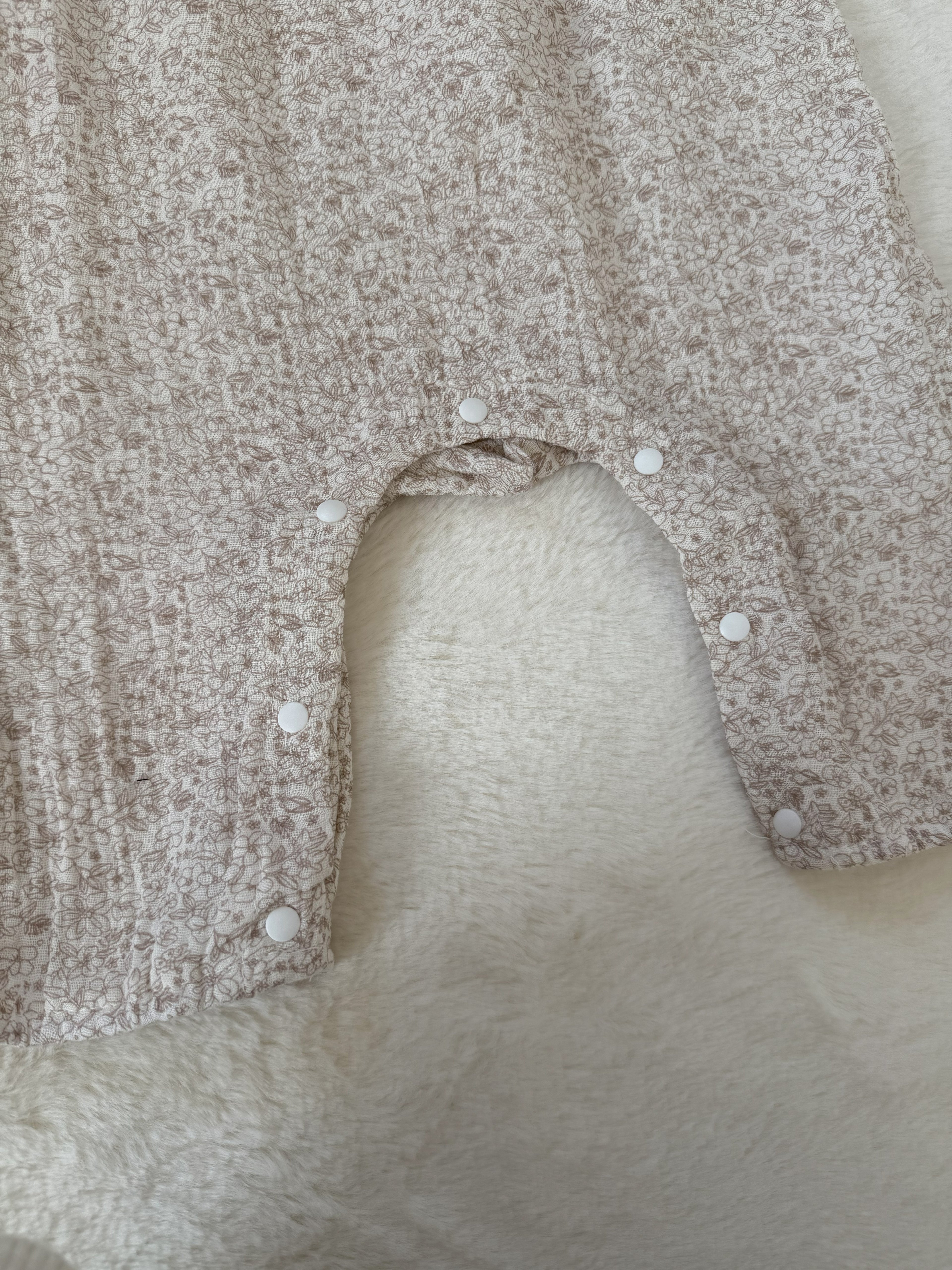 フリル襟ベビーロンパース／小花柄コットン