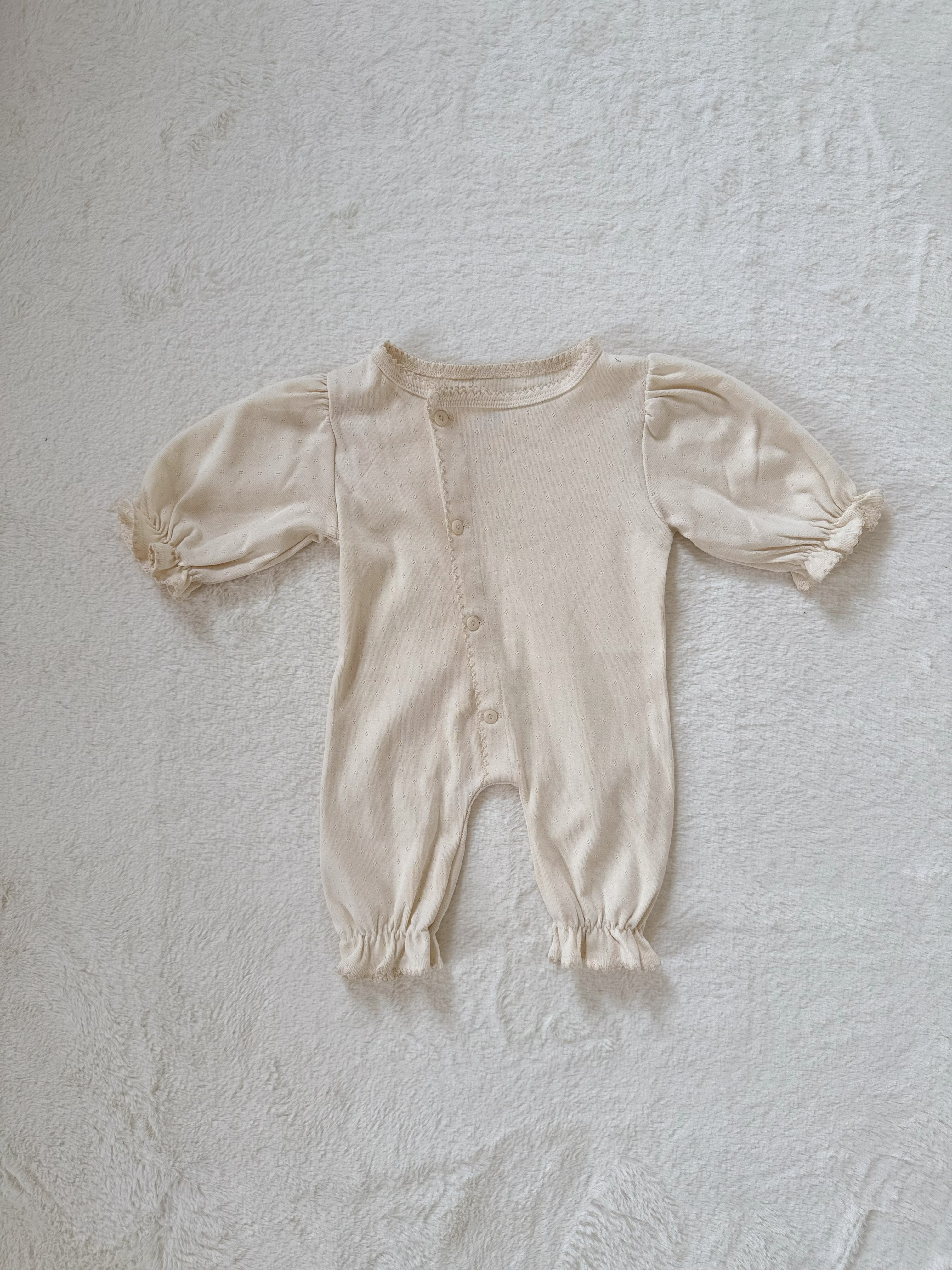 フリル袖のナチュラルロンパース