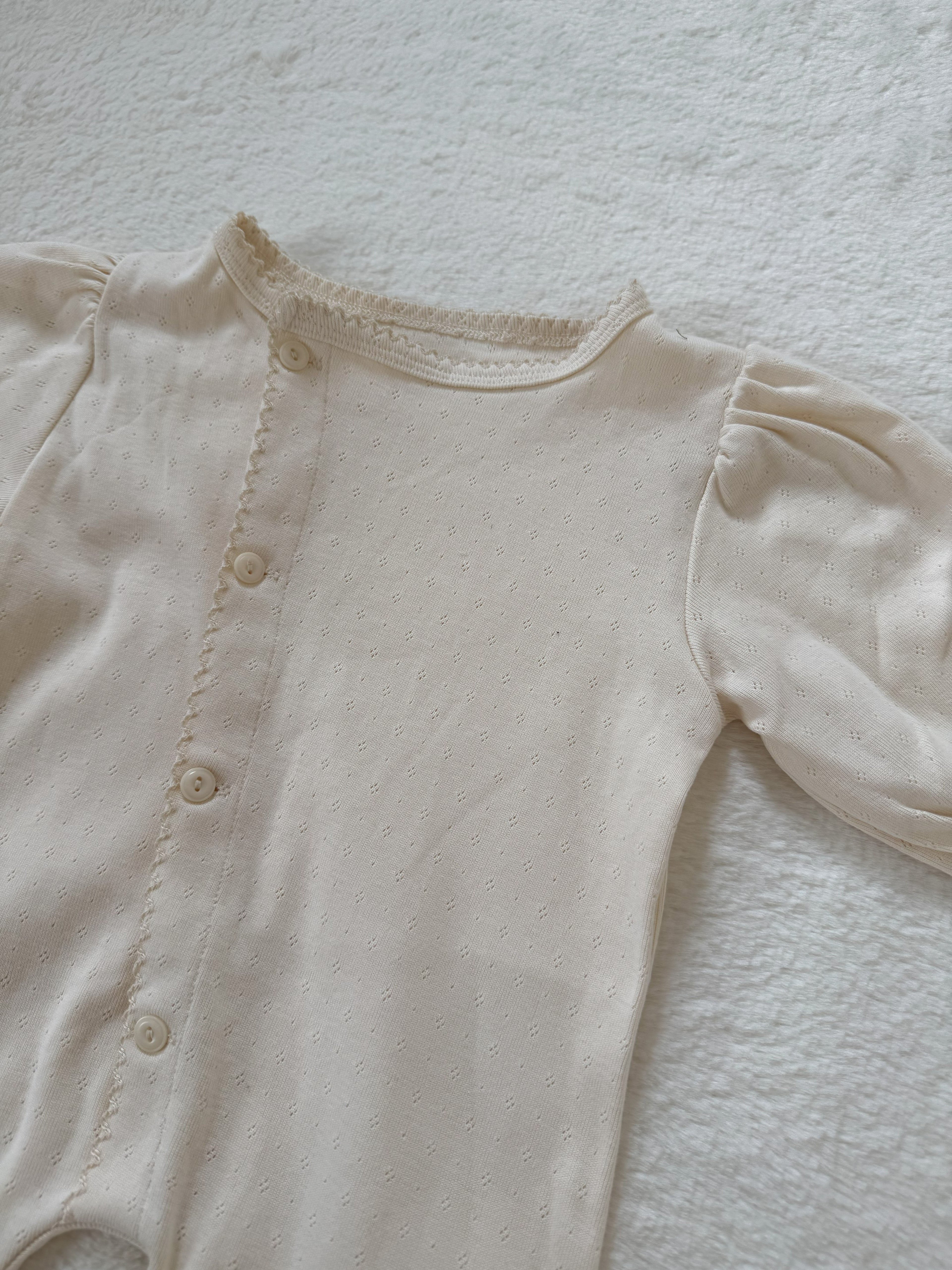 フリル袖のナチュラルロンパース