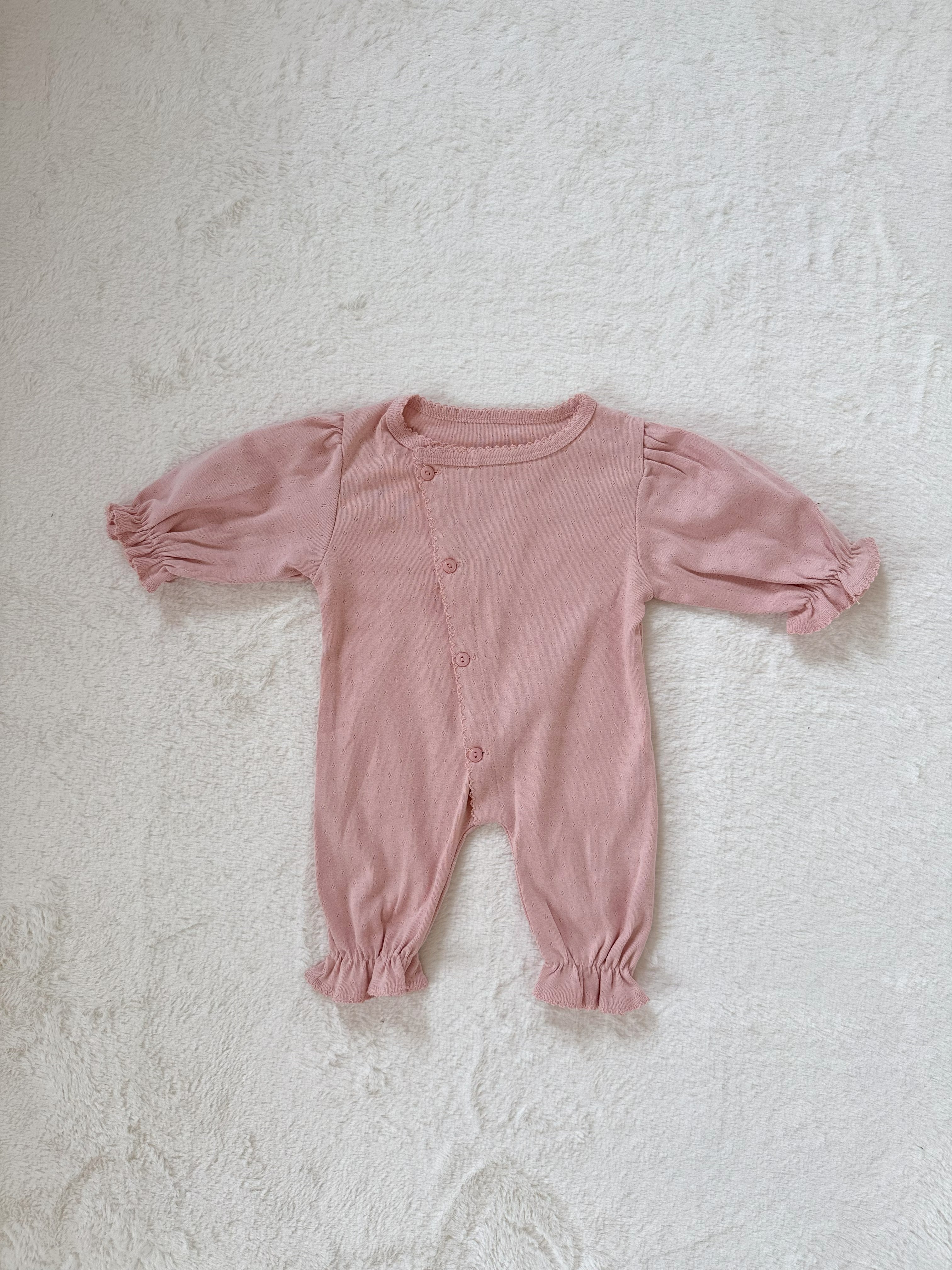 フリル袖のナチュラルロンパース