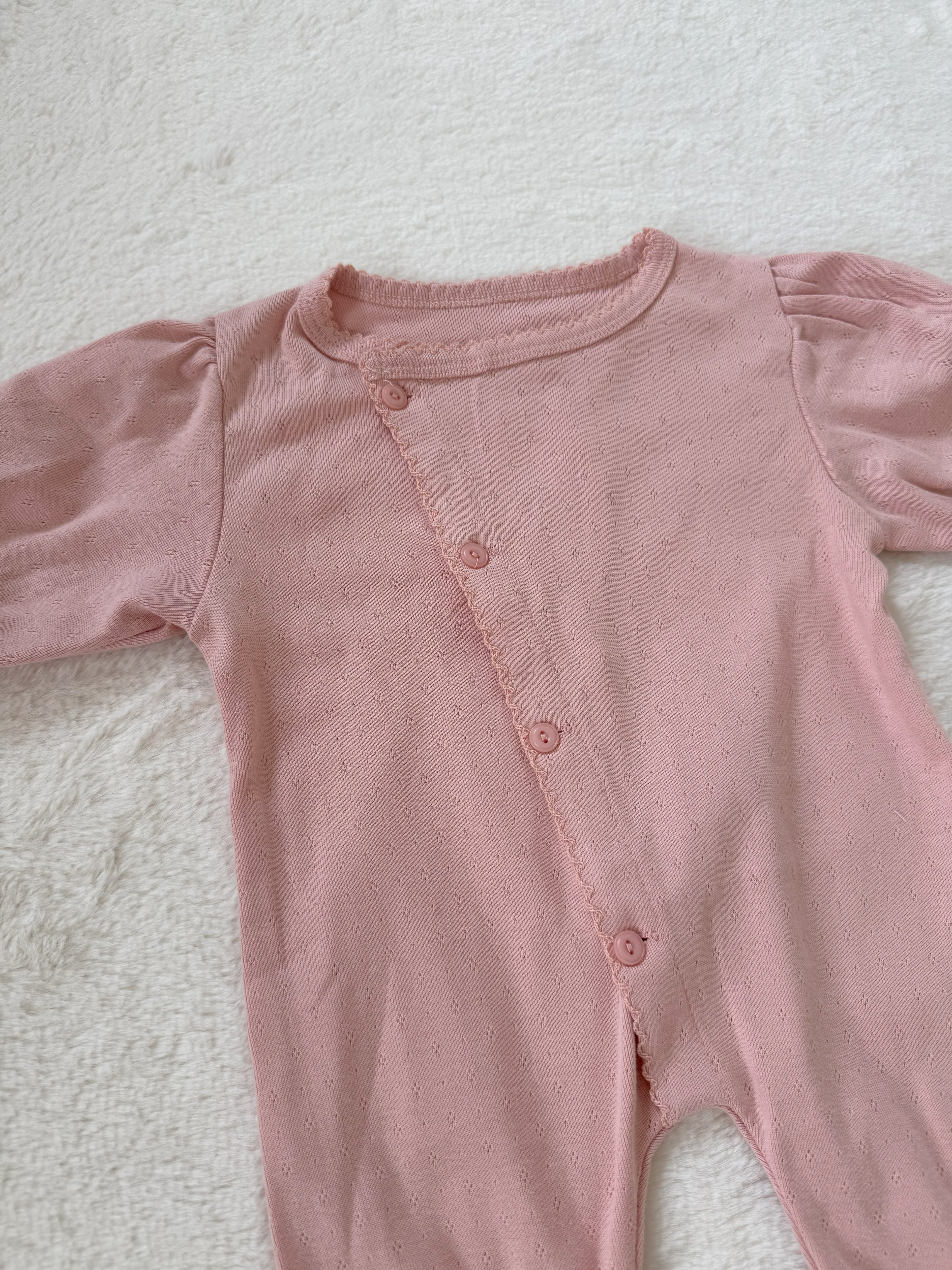 フリル袖のナチュラルロンパース