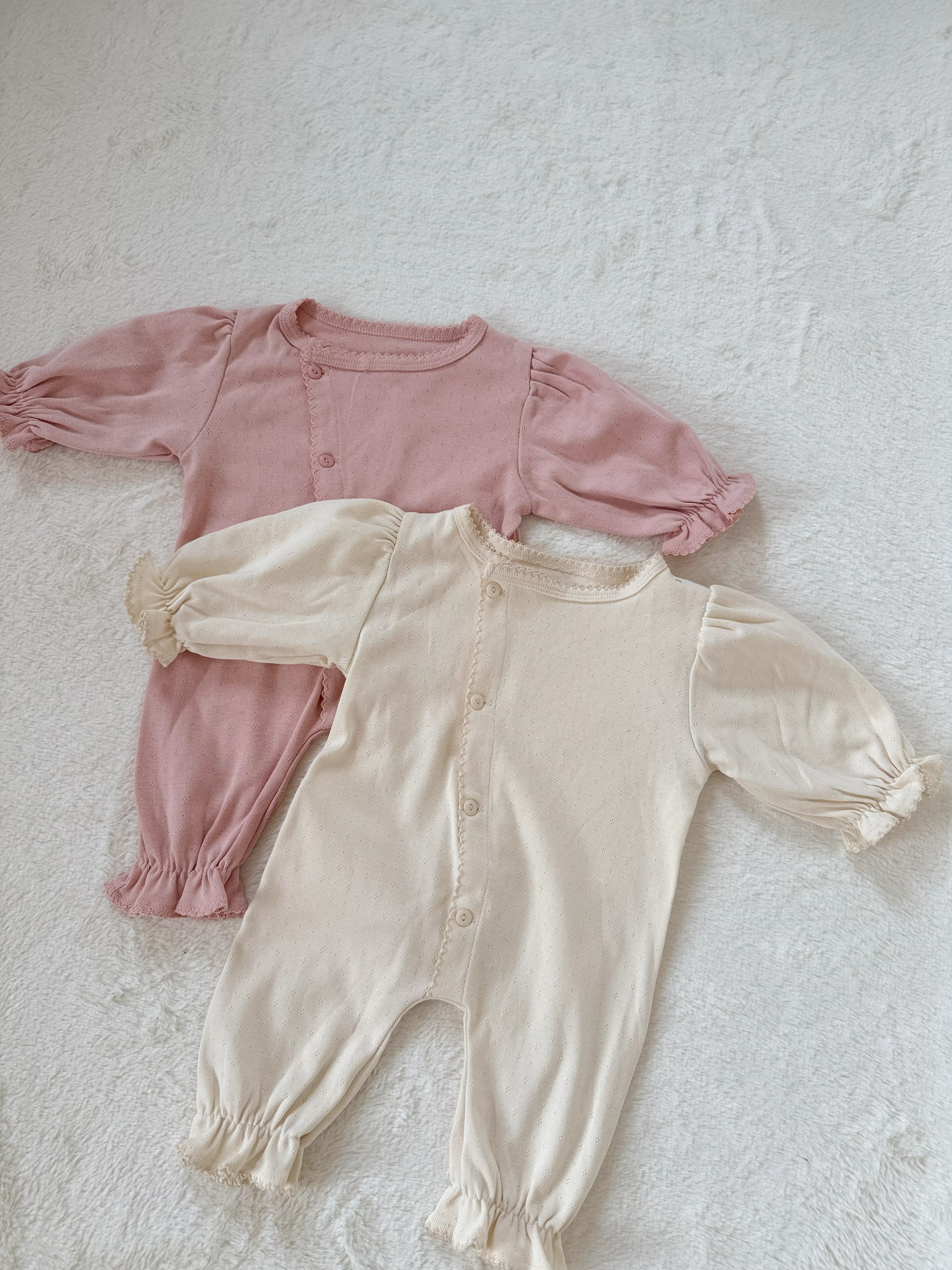 フリル袖のナチュラルロンパース