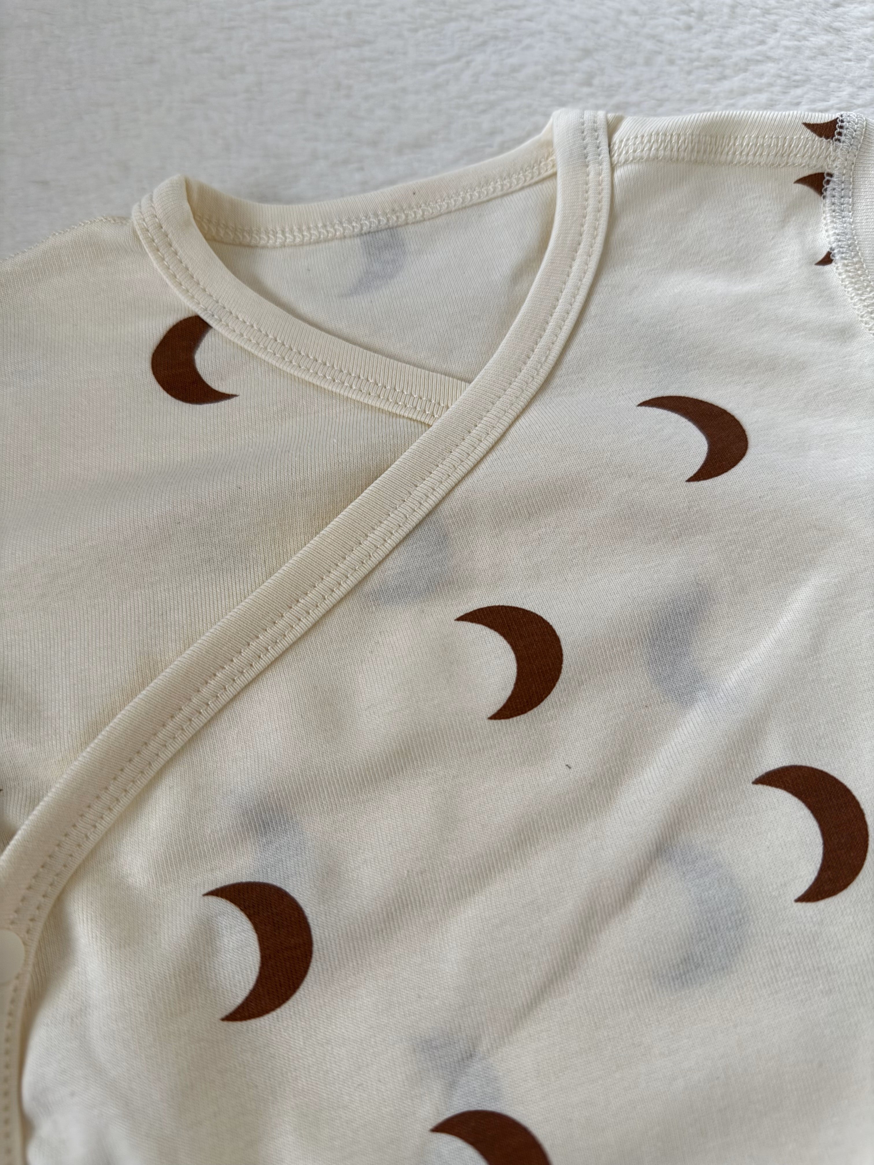 ムーンプリント カシュクールロンパース（2色展開）