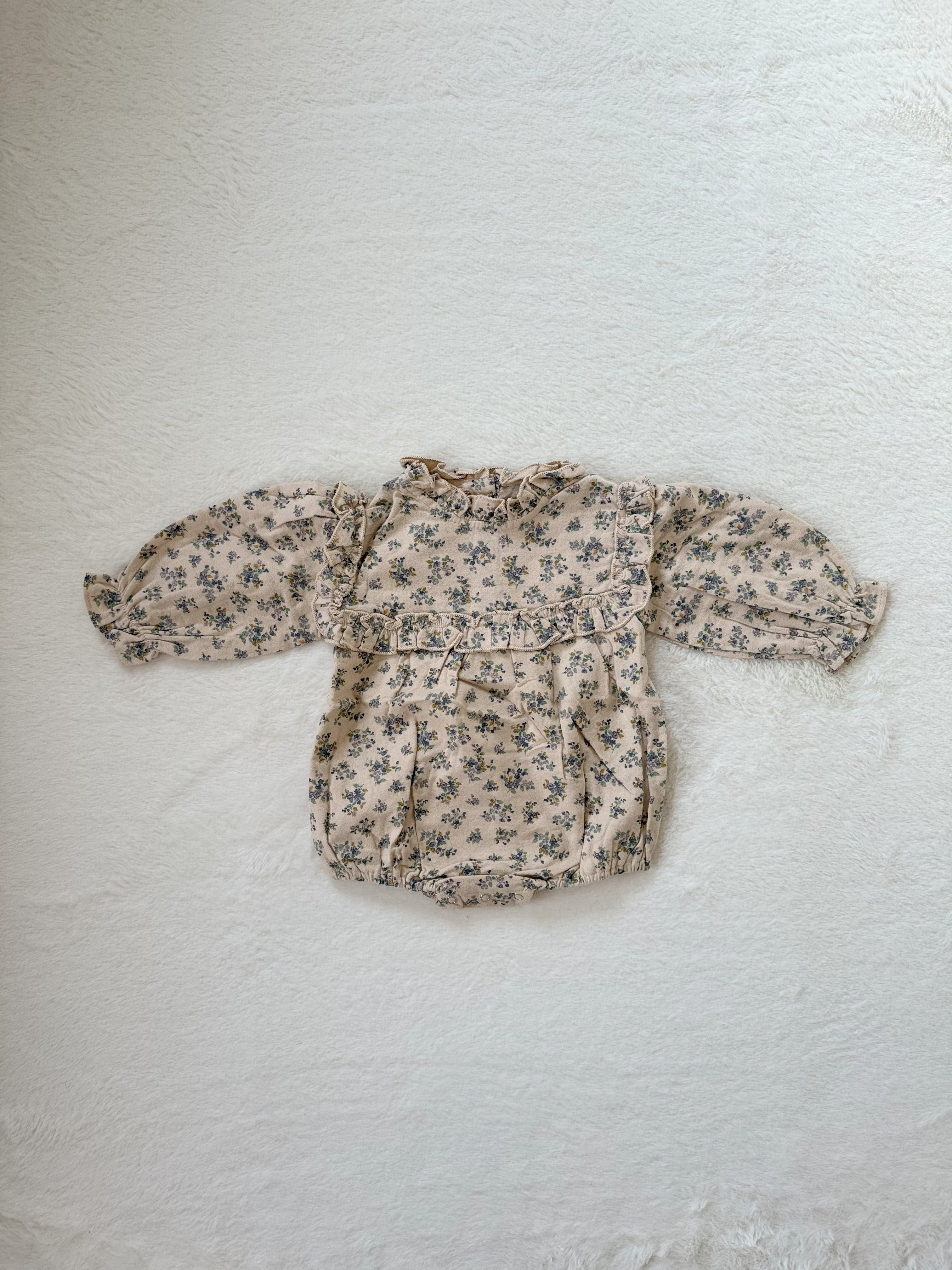 レース襟と小花柄のふんわりロンパース