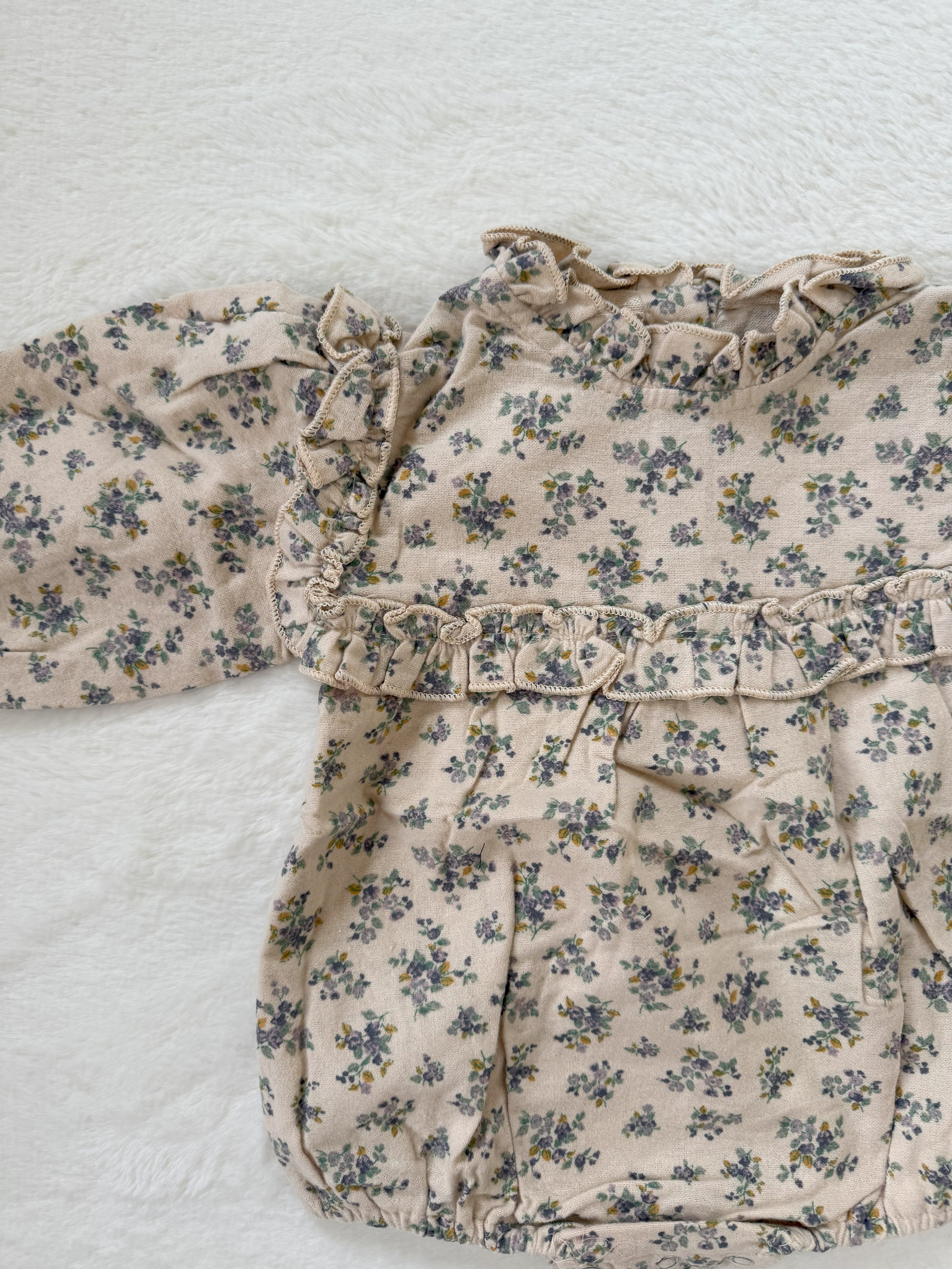 レース襟と小花柄のふんわりロンパース