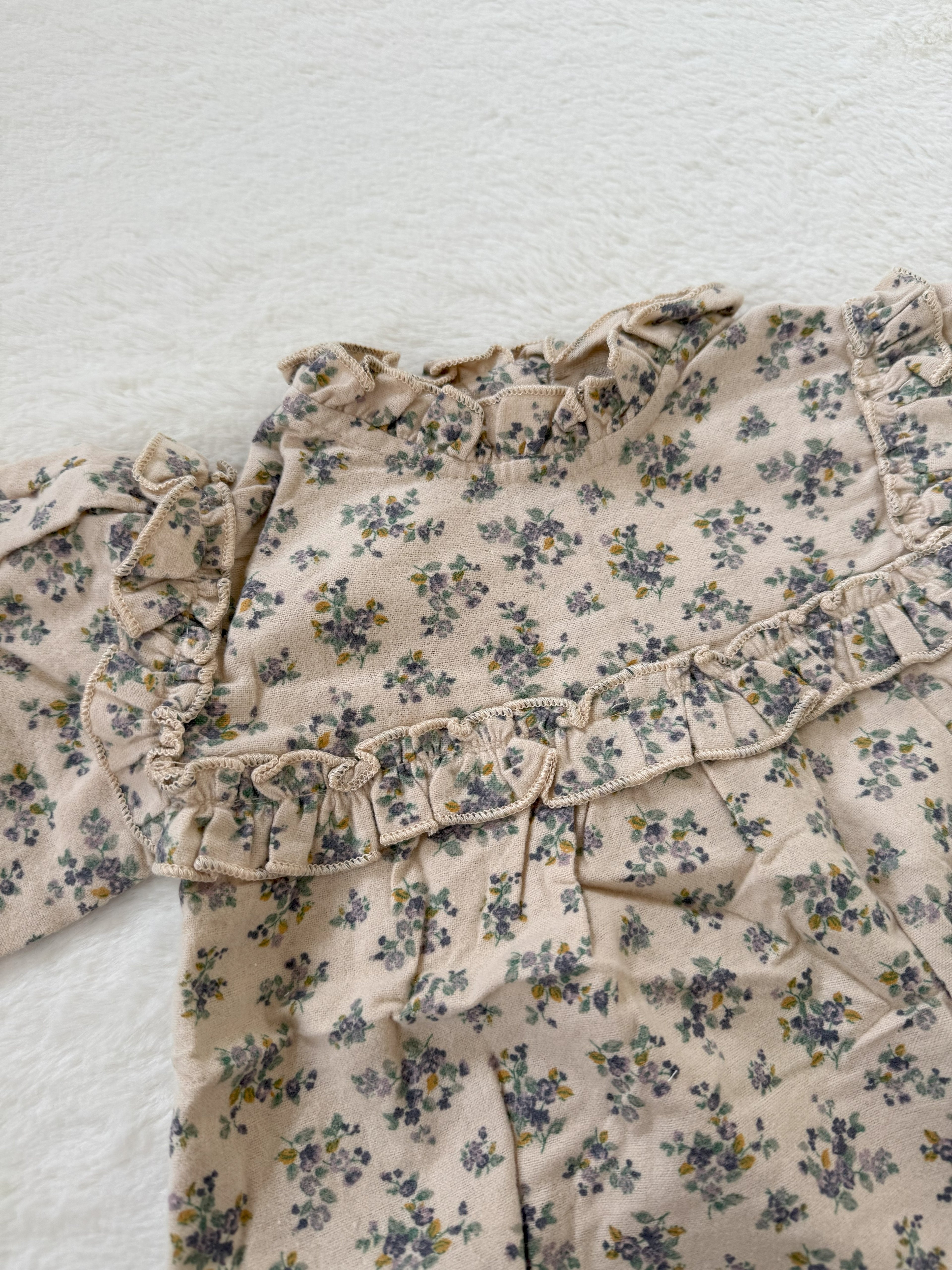 レース襟と小花柄のふんわりロンパース