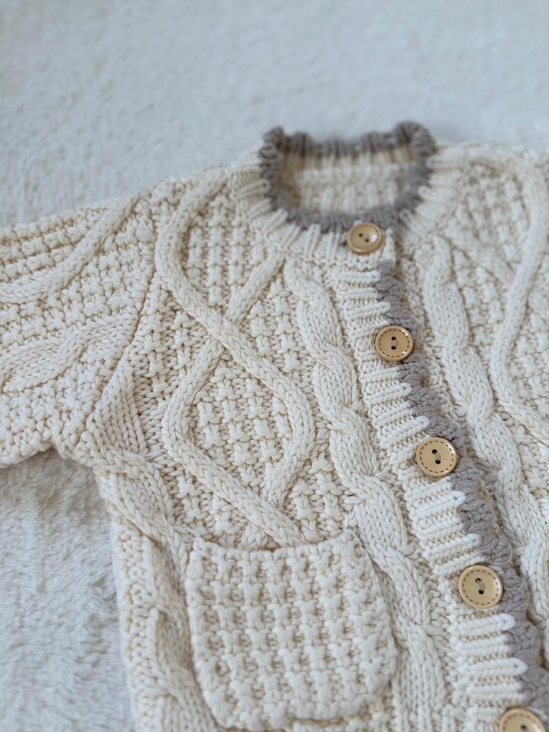 バイカラーフリル付きアラン編みカーディガン 立体模様が可愛いニットトップス