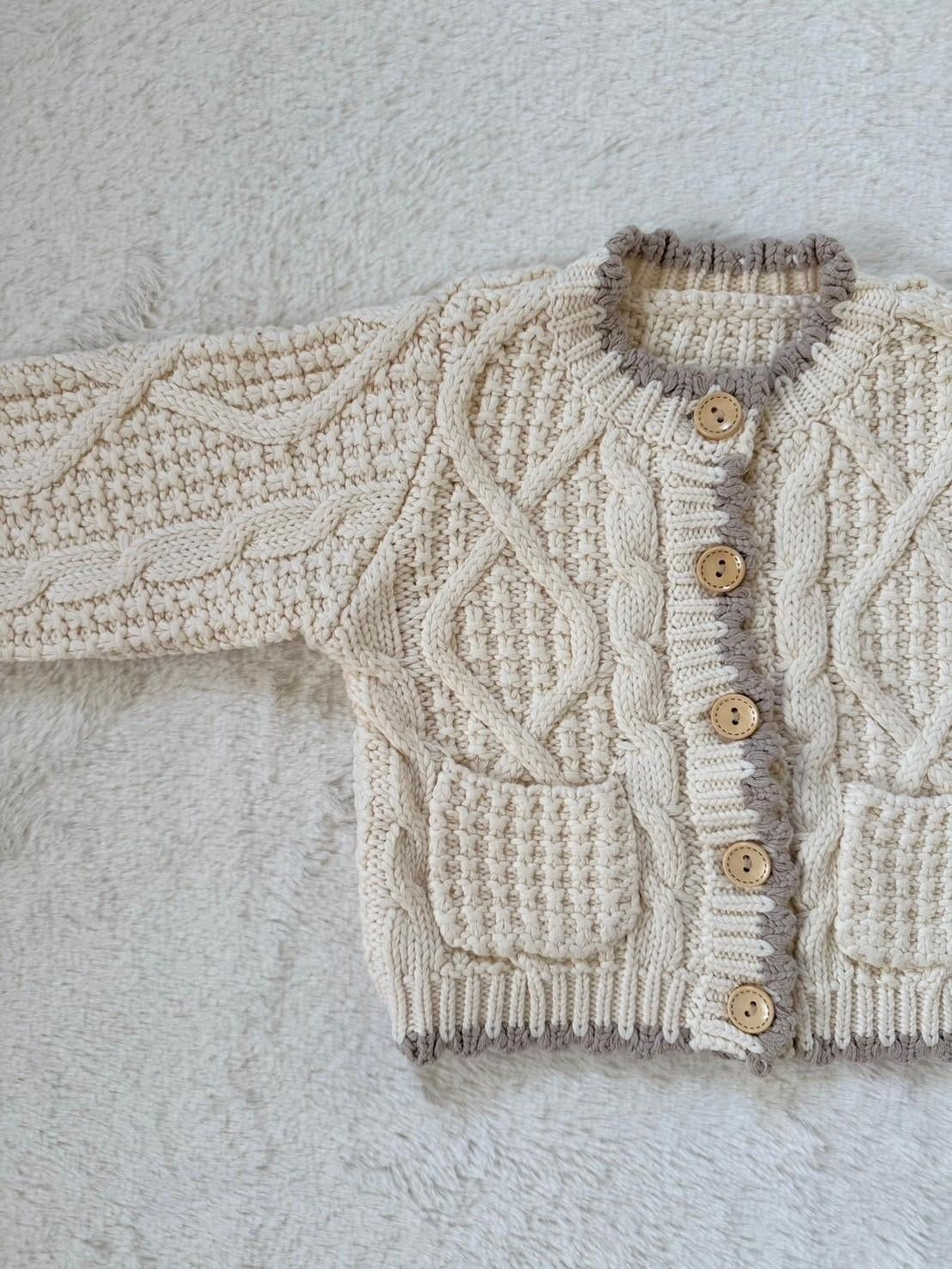 バイカラーフリル付きアラン編みカーディガン 立体模様が可愛いニットトップス