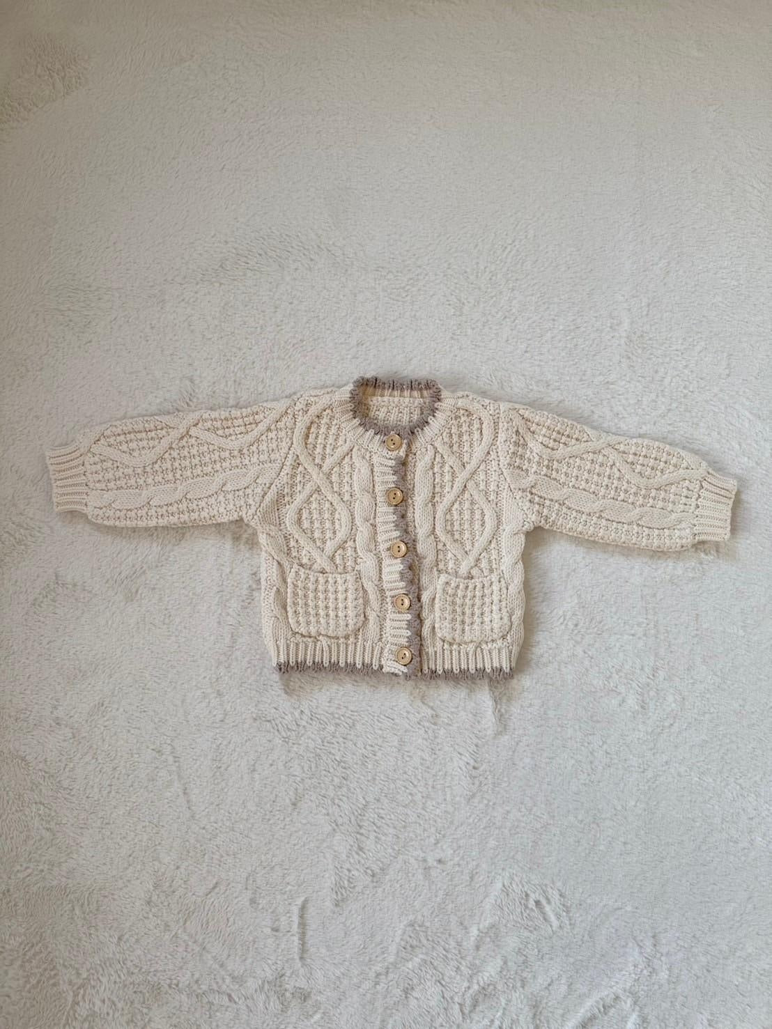 バイカラーフリル付きアラン編みカーディガン 立体模様が可愛いニットトップス