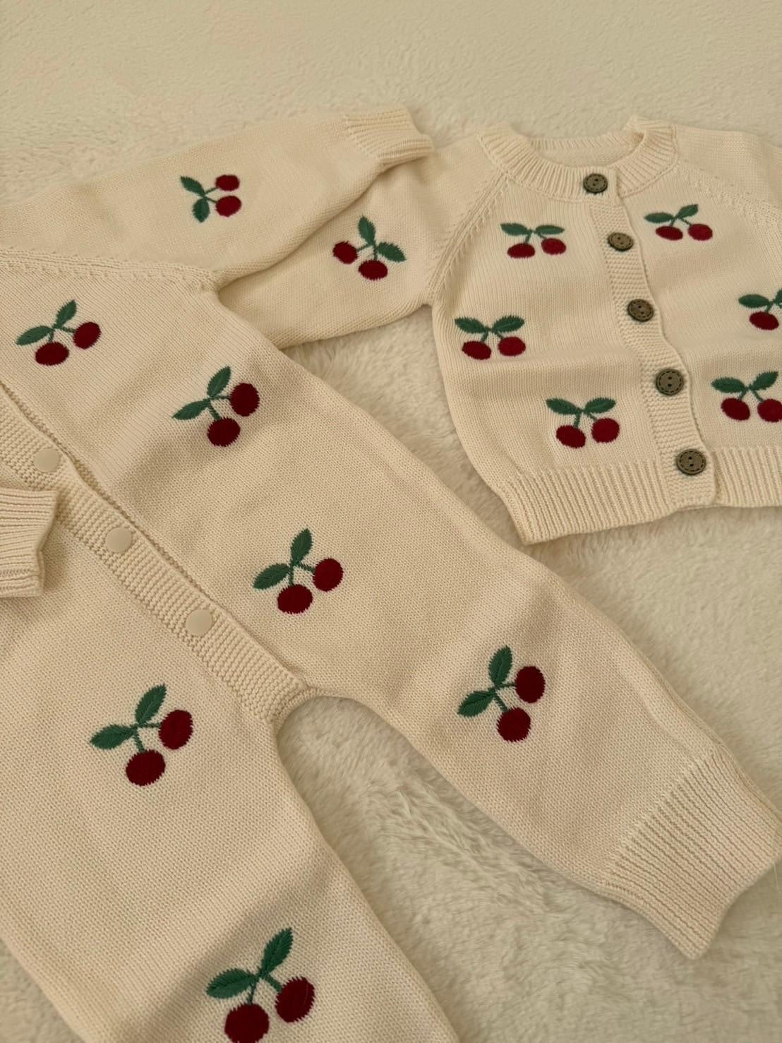 ＼選べる2タイプ／チェリー柄ベビーニット（ロンパース・カーディ）
