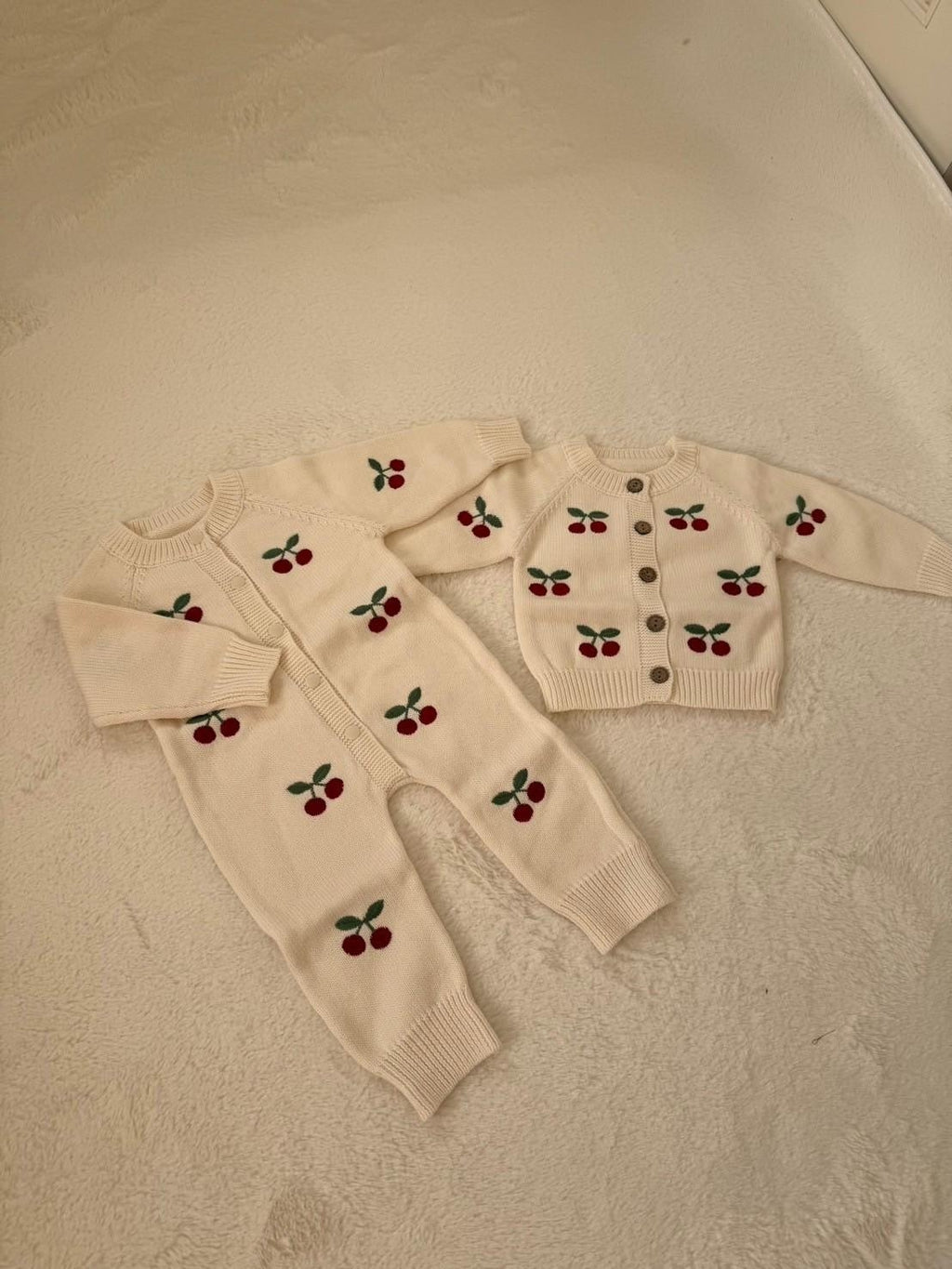 ＼選べる2タイプ／チェリー柄ベビーニット（ロンパース・カーディ）