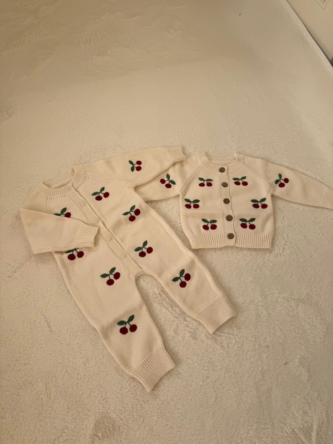＼選べる2タイプ／チェリー柄ベビーニット（ロンパース・カーディ）
