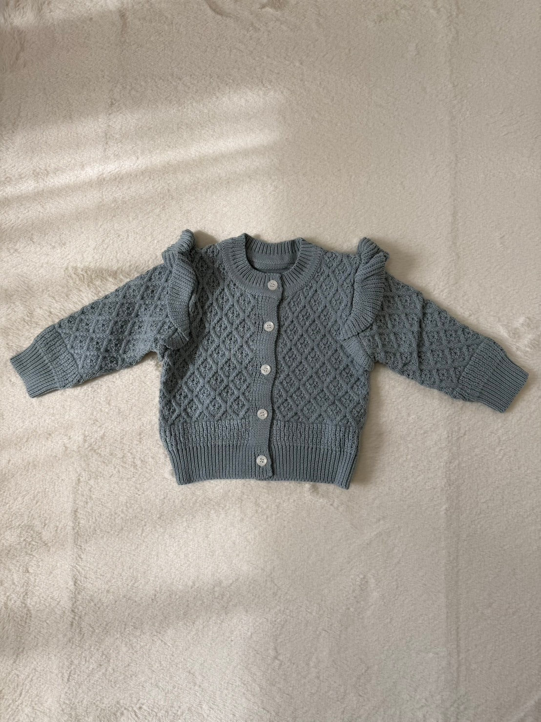 ベビーニットカーディガン フリル付きダイヤ柄編み・長袖・女の子向け（2色展開）