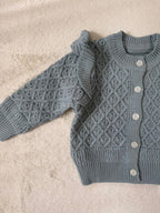 ベビーニットカーディガン フリル付きダイヤ柄編み・長袖・女の子向け（2色展開）